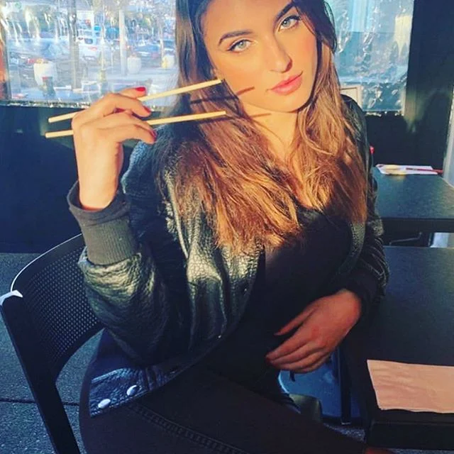 @amandakasss weapon 🥢 of choice.
.
.
.
#Sushiya #SunsetPlaza #Sushi #Sushirestaurant #laeats #restaurant #SushiyaOnSunset #Tuna #Roll  #Sashimi #foodphotography #Foodporn #picoftheday #lfl #sfs #pretty #la #like #FoodPhotography #friday #Netflixandc