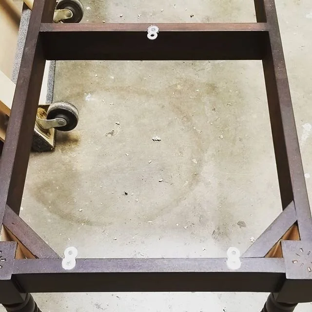Attaching a bench top with figure 8s. Pretty simple, and allows for expansion and contraction.
