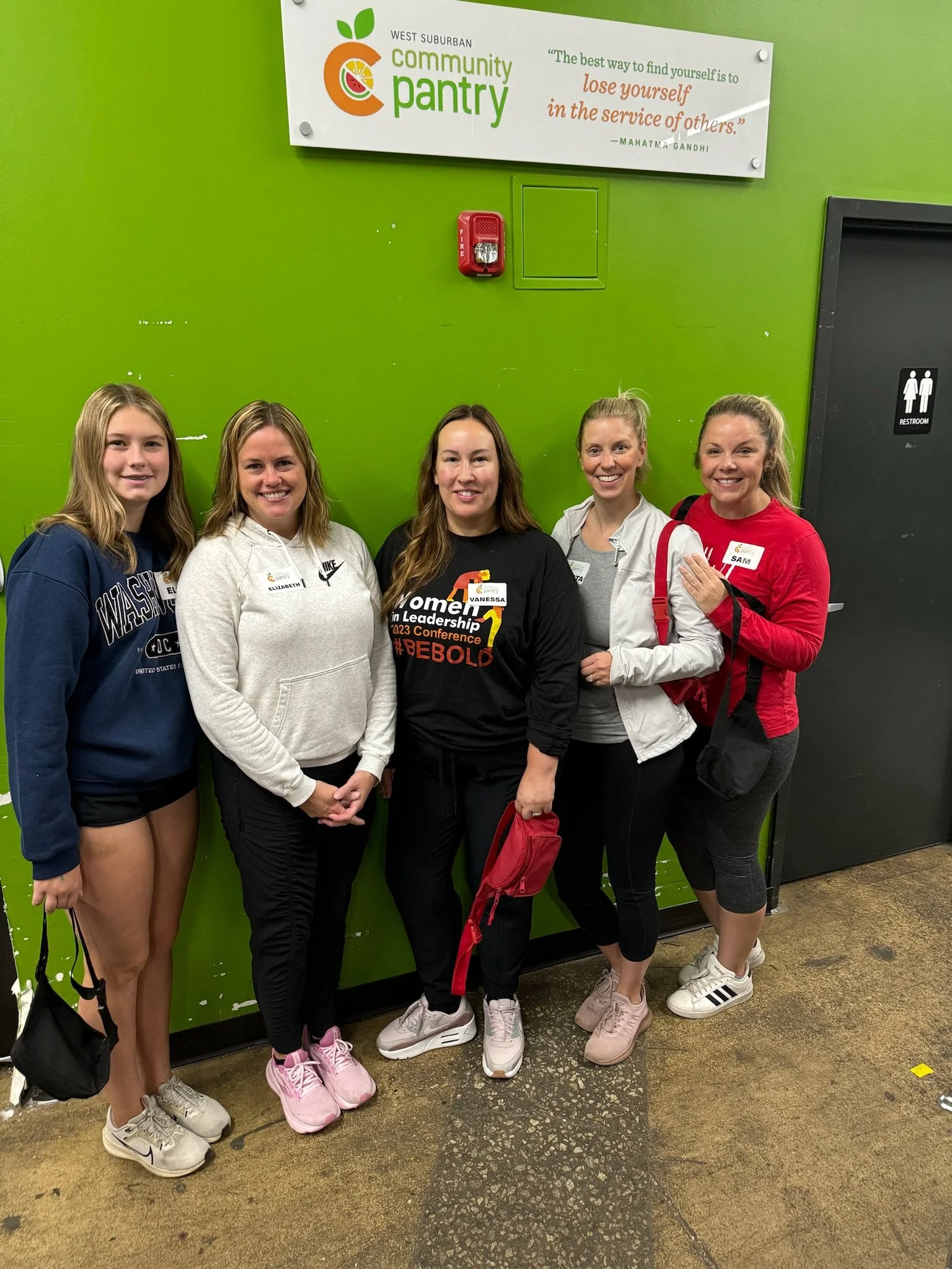  Juniors and their teens teamed up on a Saturday morning to volunteer at the West Suburban Food Pantry! 