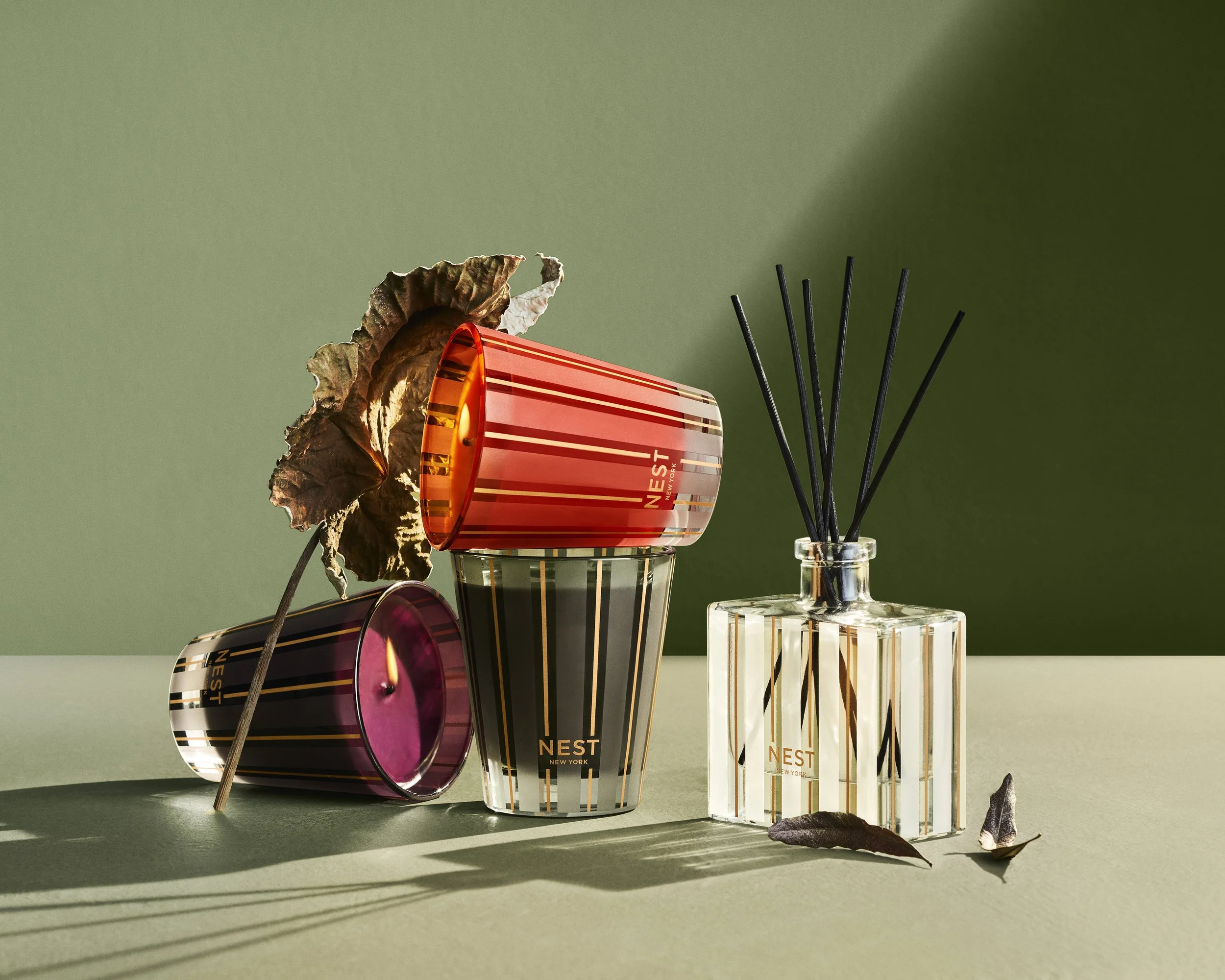 117_NEST_FALL24_PC_AP_PWF_CLASSIC_3WICK_REED_ALT_1069_Plate-ret3NestNY_fall_candles_fragrance_2024_campaign_retouching_crop.jpg