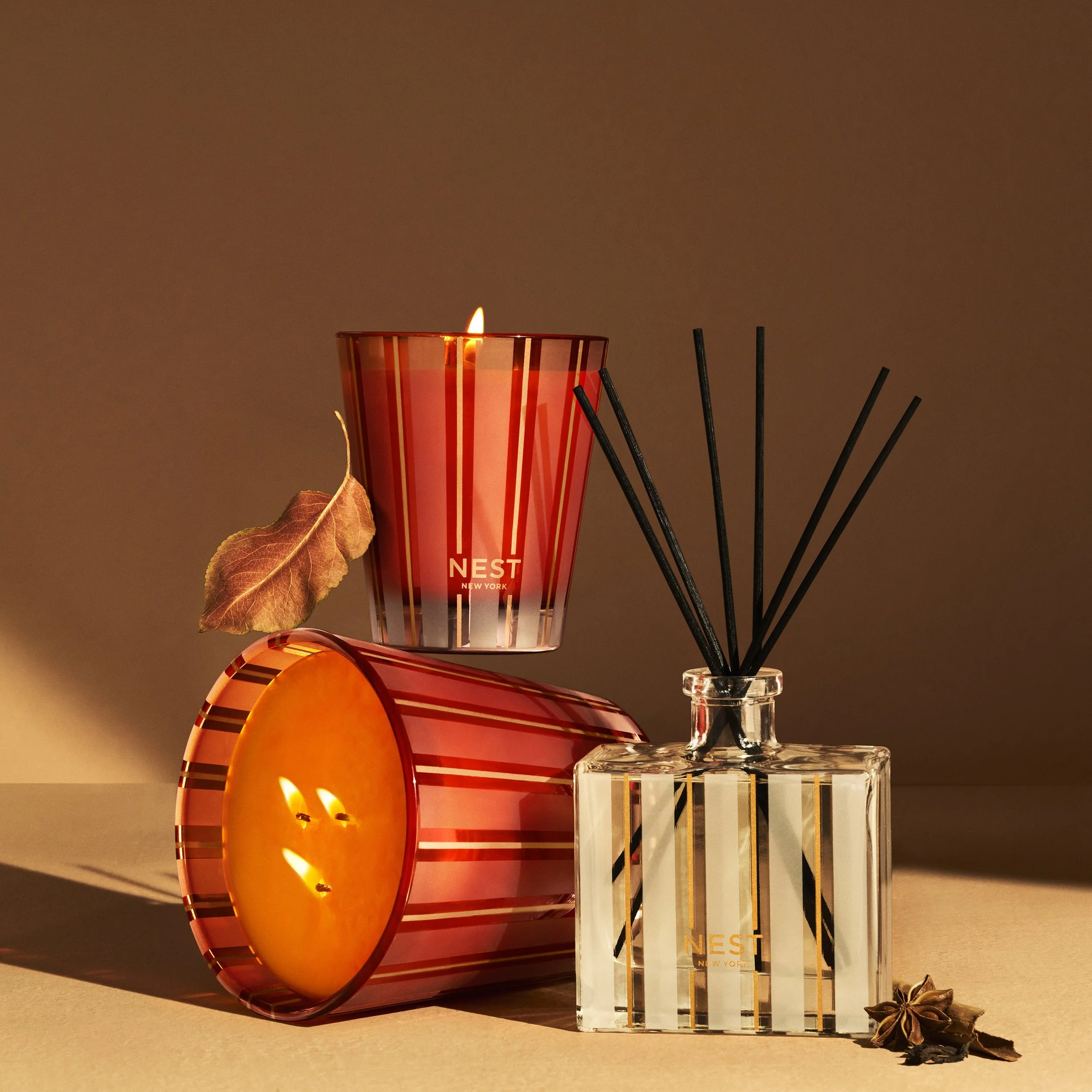 134_NEST_FALL24_PC_CLASSIC_3WICK_REED_0346_Plate-ret3NestNY_fall_candles_fragrance_2024_campaign_retouching_crop.jpg
