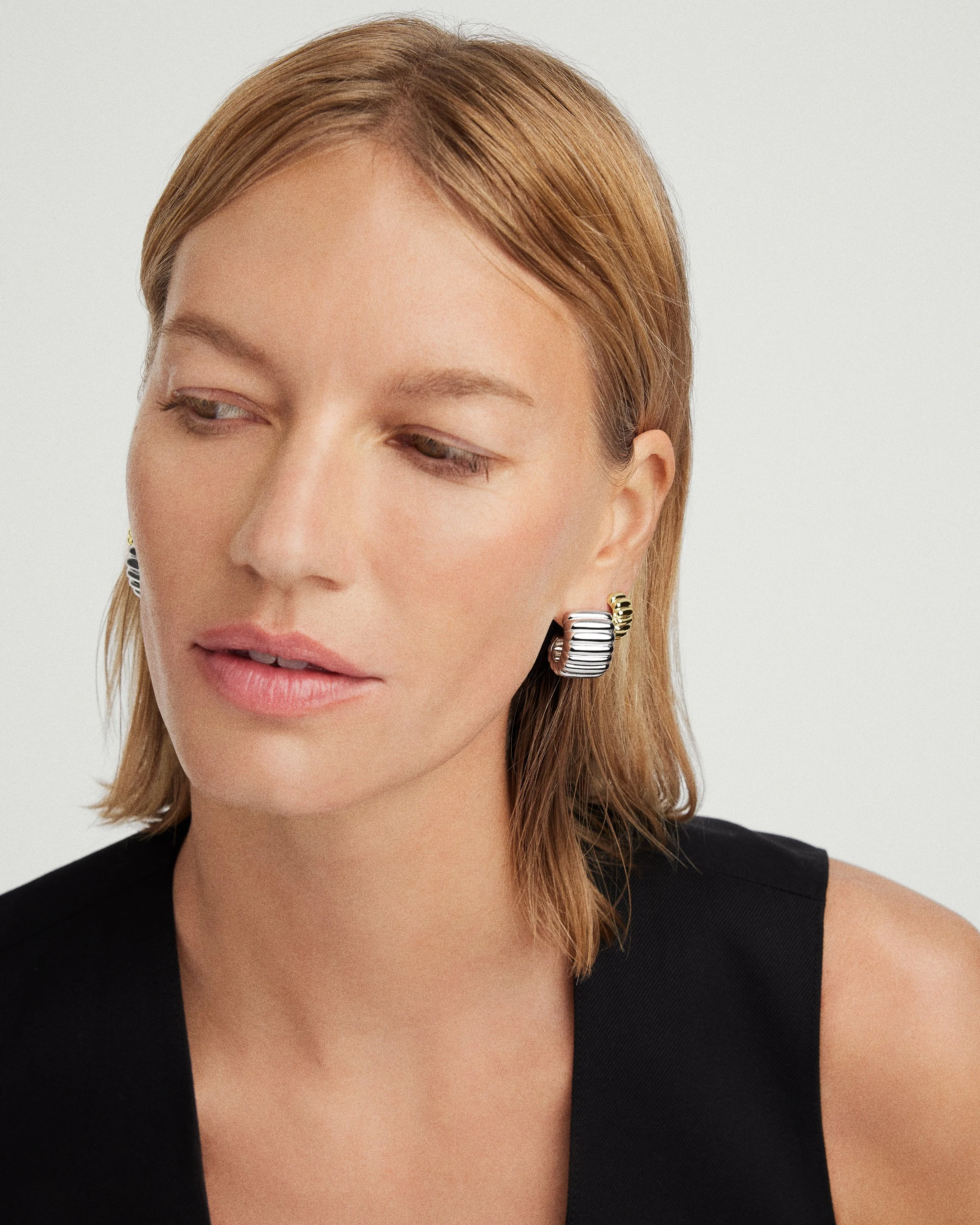 Evergreen-Amy_020_jewelry retouching_nyc_Mejuri_2024.jpg