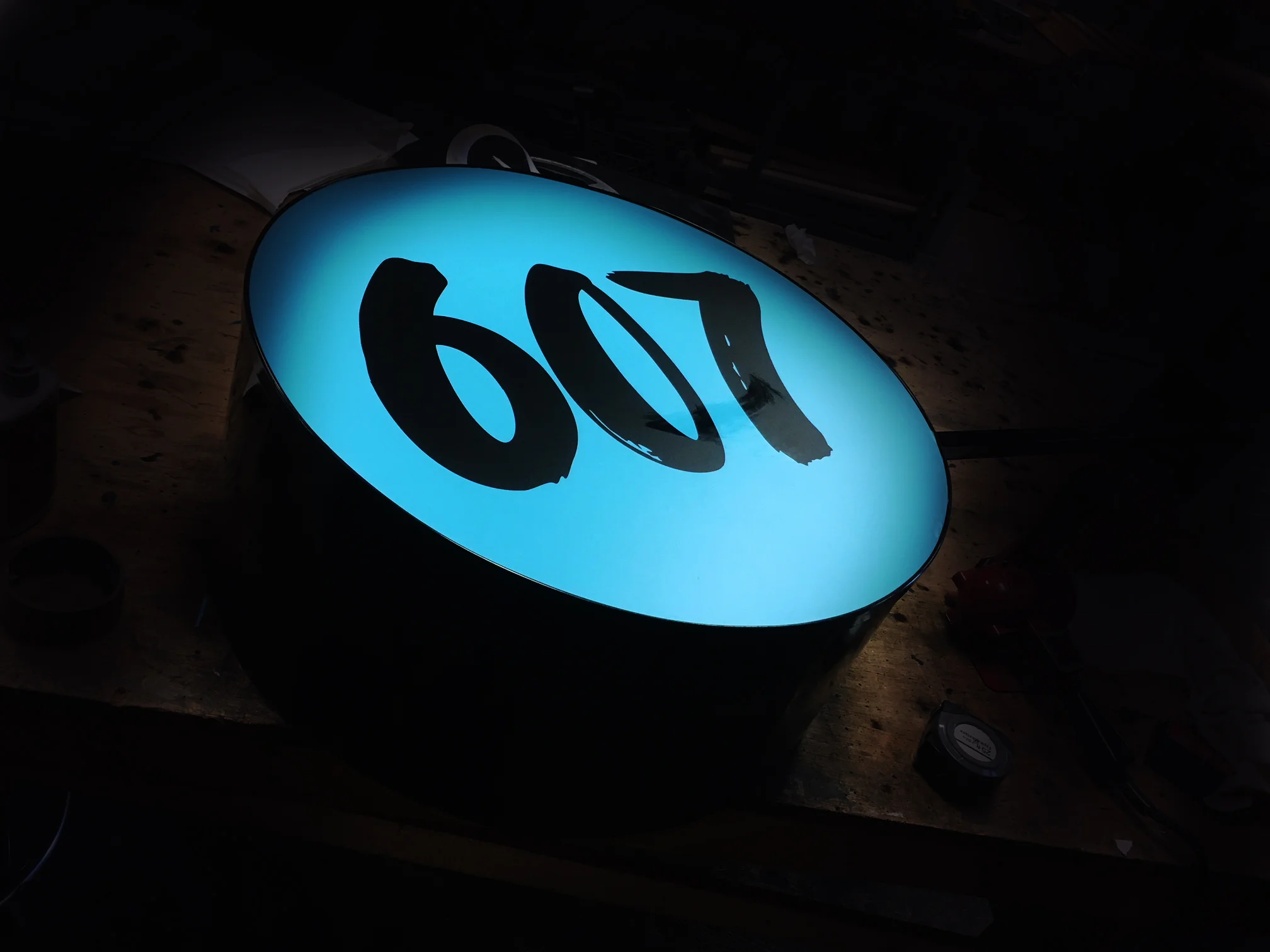 600