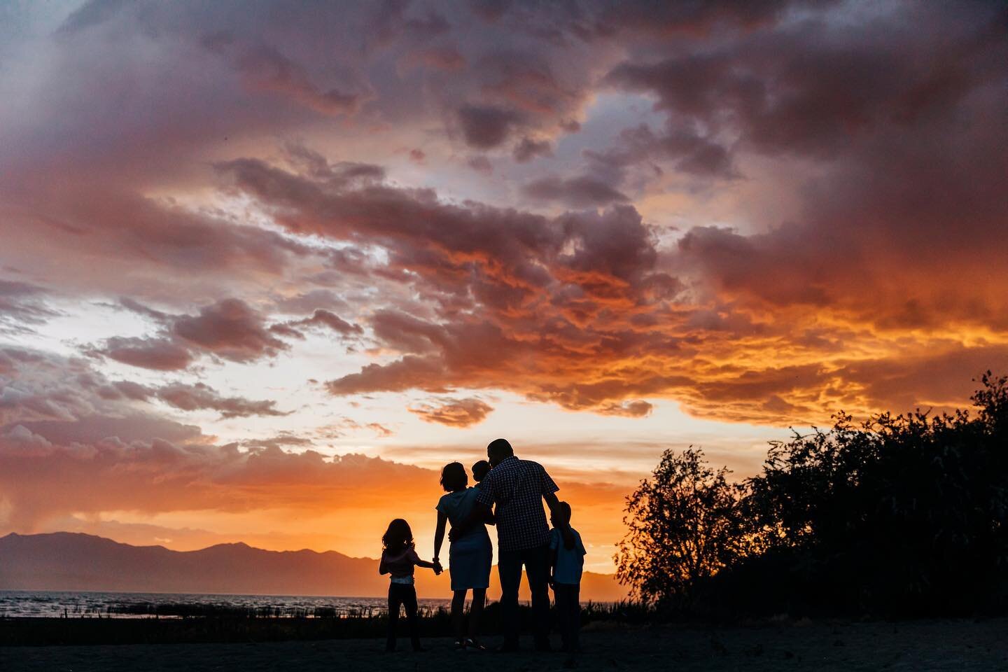I always have a hard time stopping at the end of the shoot.... and this is why. 😍😍 We had to reschedule this family 3 times because of rain but it was worth it. 🌅
.
.
.
.
.
.
.
#calistoddardphotos #calistoddardfamilies #utah #utahphotographer #uta