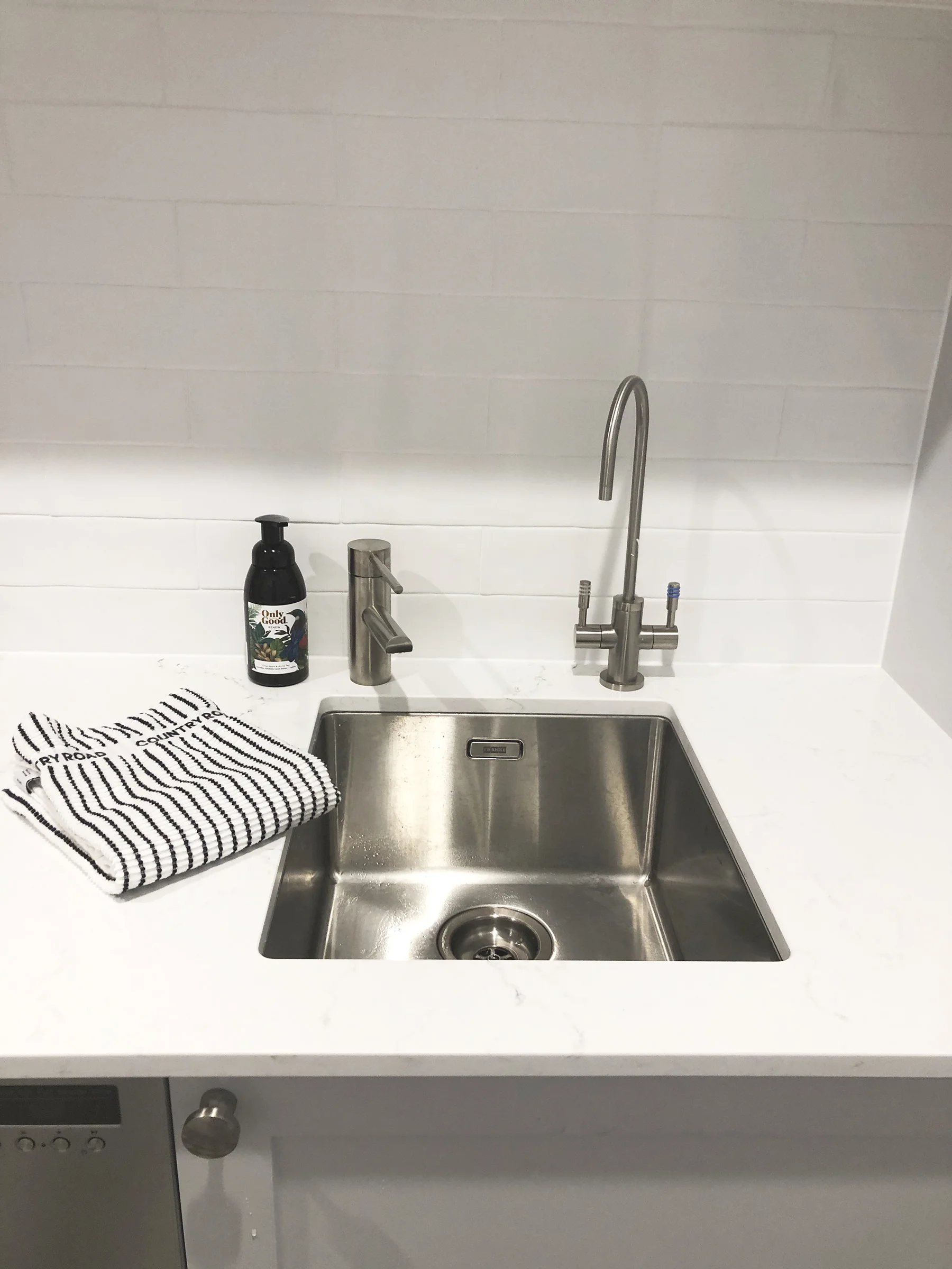 We chose to integrate our water tap into the butlers’ pantry benchtop, to keep the kitchen benchtop clutter-free.