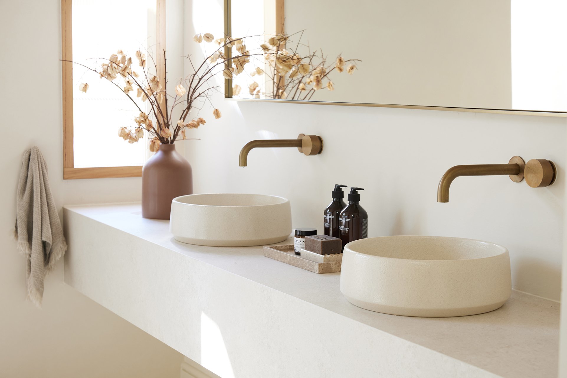 CUTE COUPLE ALERT! MEET THE PERFECT BATHROOM DUO AT 'THE AMBERS'