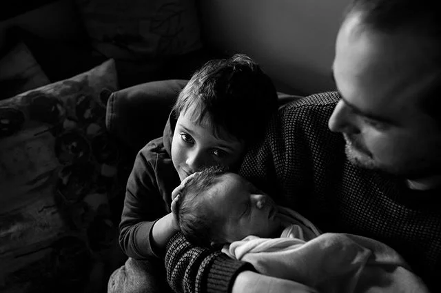 Love that big brother hand gently holding his precious new sister .
.
.
. 
#nelsonphotographer #nelson #familyphotography #lifestylephotography #smiles #joy
#families #nzfamilies #nzphotography #ohbaby