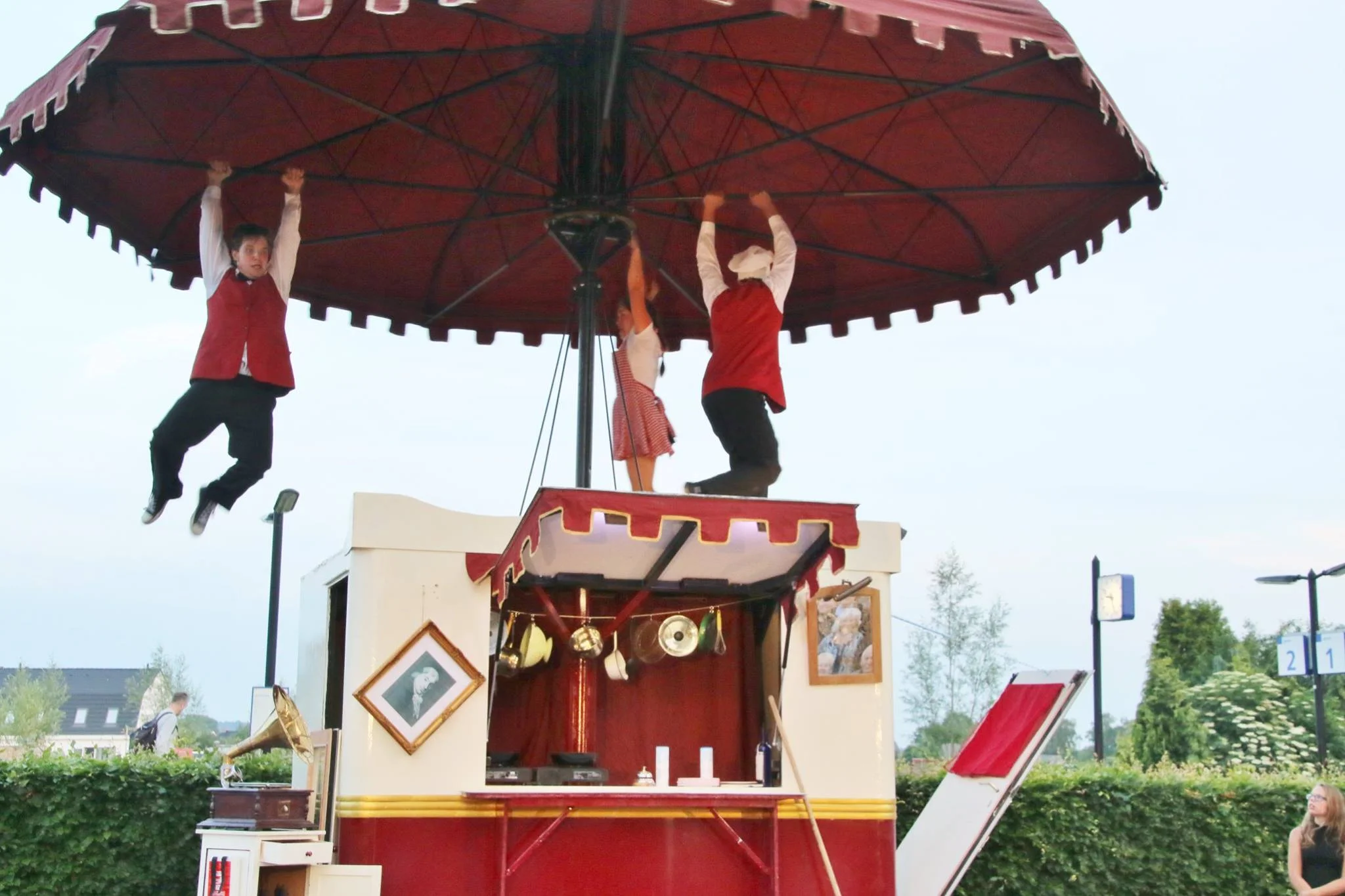hangen-aan-parasol-fotograaf-Luuc-Burgers.jpg