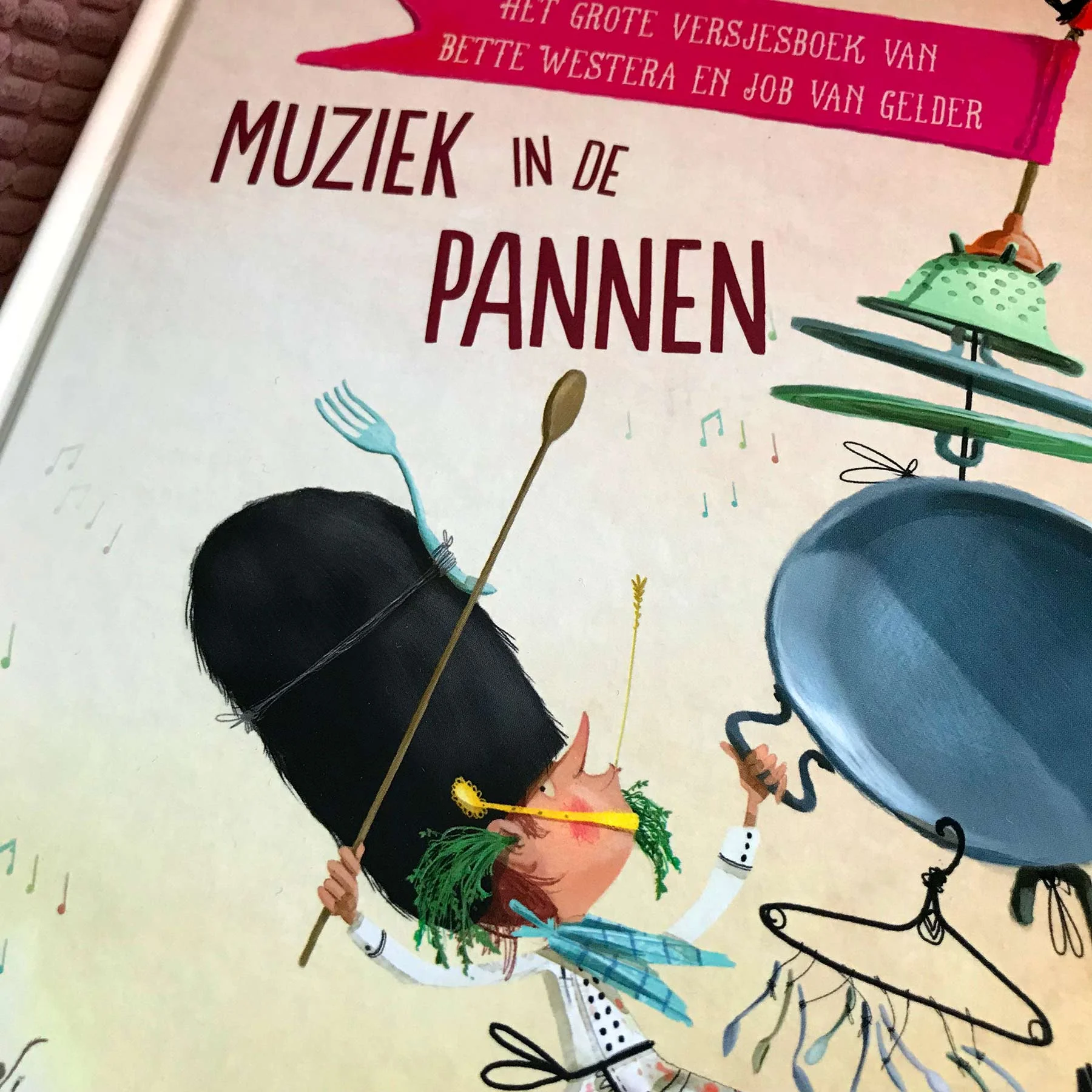 Detail omslag Muziek in de pannen | Tekst Bette Westera | beeld Job van Gelder ©