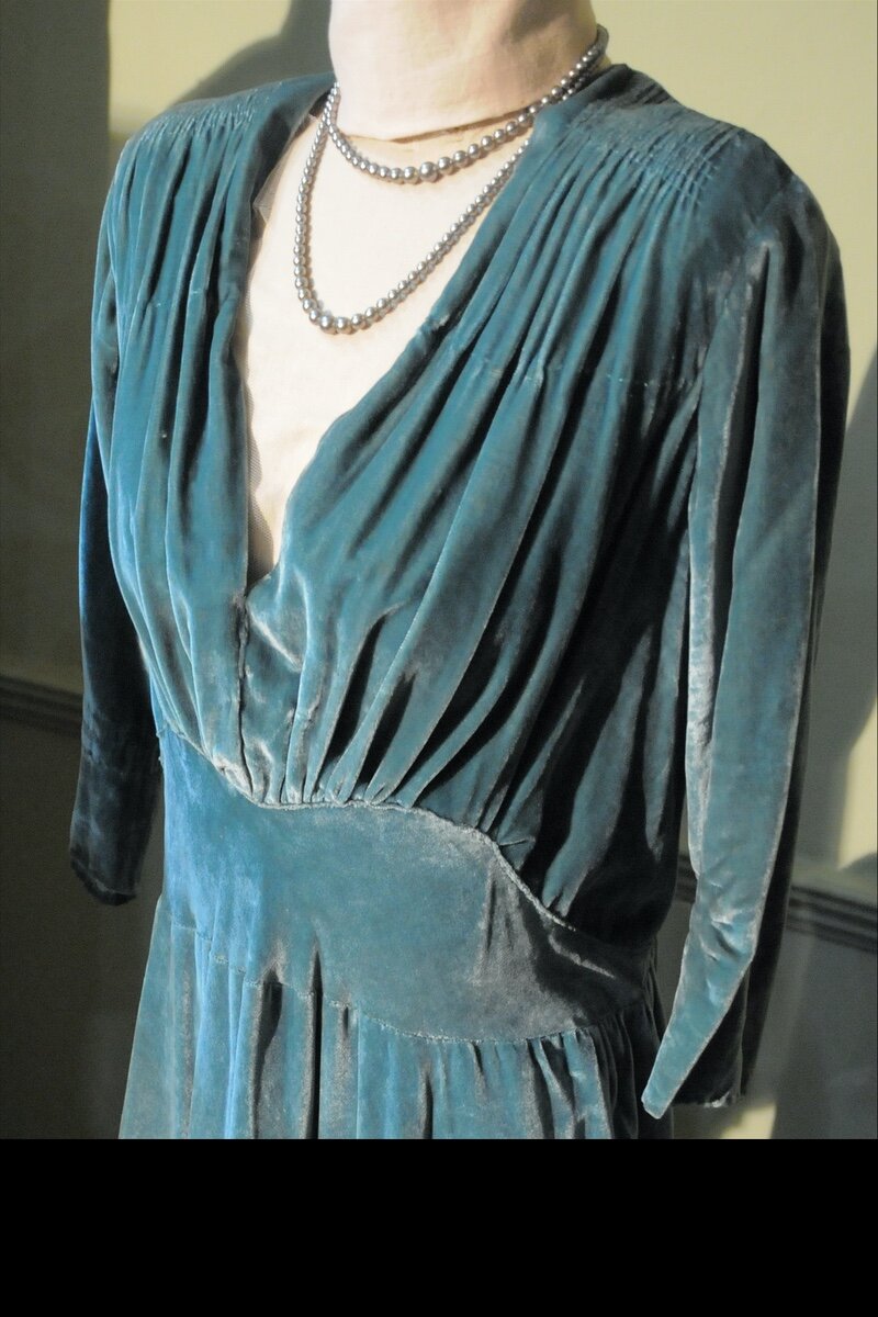 Late 1930s turquoise silk velvet dinner dress (detail)
