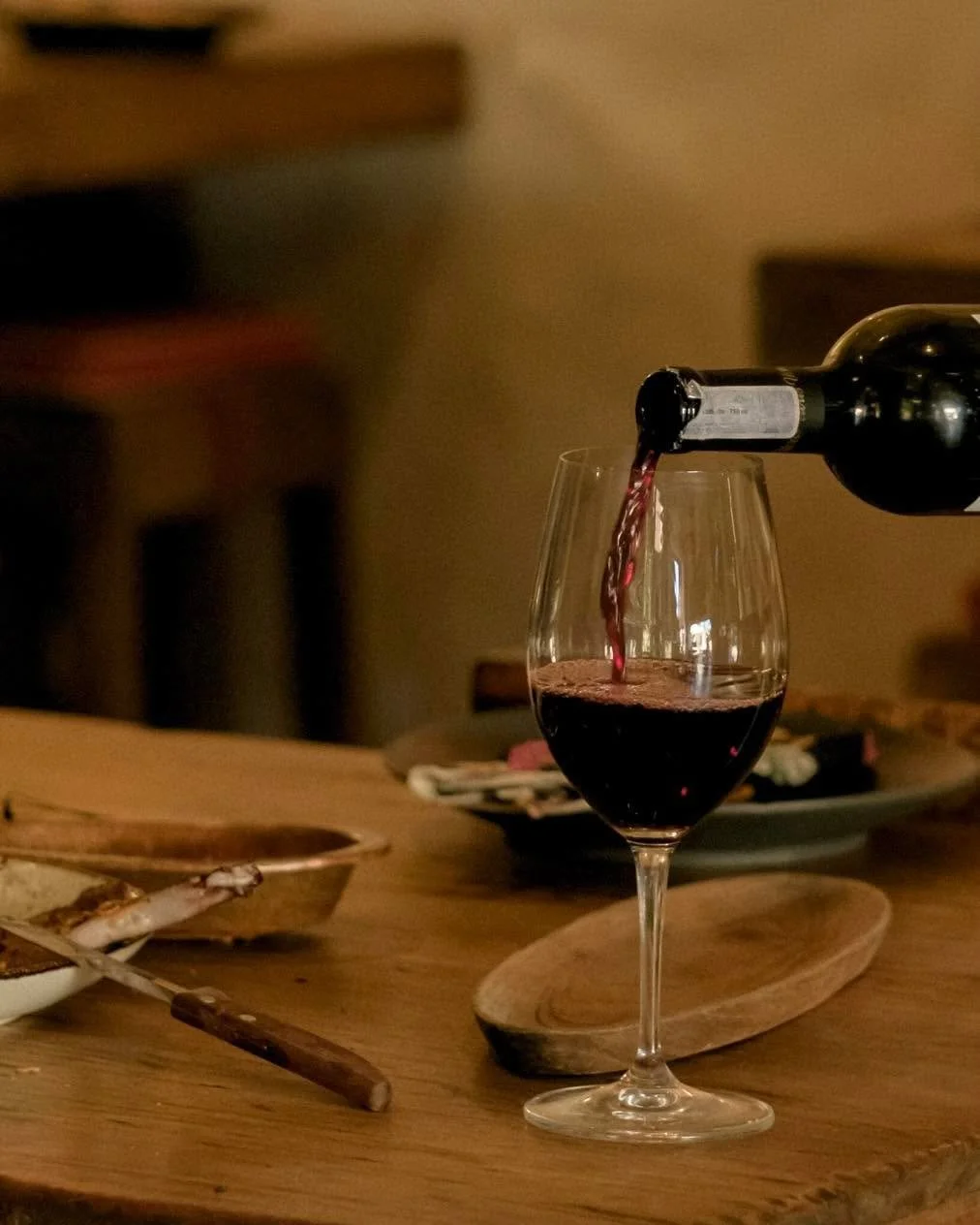 The glass pours first&hellip; the flavors follow. From lush reds to bright cocktails, every sip meets the soul of Indonesian cuisine &mdash; spicy, earthy, unforgettable. Join us and taste the harmony where drinks and local dishes shine together.

&m