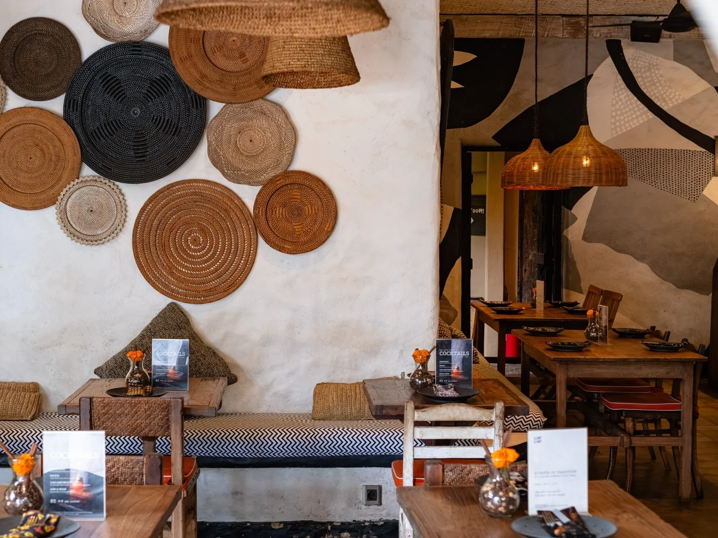 The vibe is warm, the grill is hot, and the flavors are serious. Live wood-fired grilling at the best Indonesia restaurant in Ubud. Slide in &mdash; let&rsquo;s makan.

&mdash;
𝐨𝐩𝐞𝐧 𝐝𝐚𝐢𝐥𝐲 𝟏𝟮 𝗽𝐦 𝐭𝐨 𝟏𝟎 𝐩𝐦

𝗥𝗘𝗦𝗘𝗥𝗩𝗔𝗧𝗜𝗢𝗡
Onli