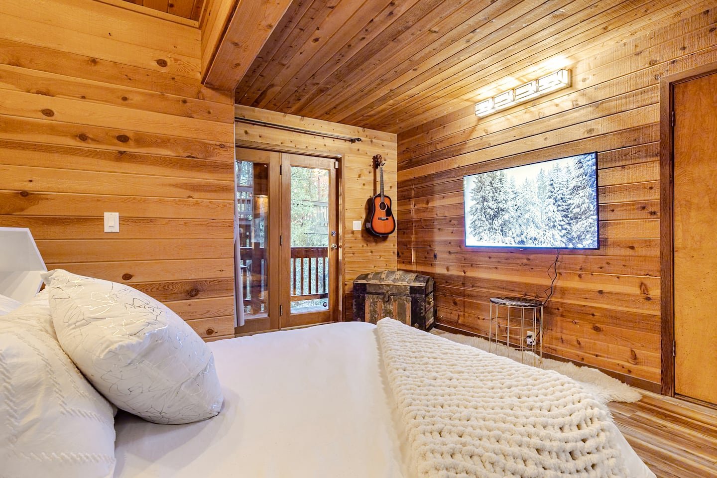 Second master bedroom with private balcony, a quiet room at Faerie House Idyllwild cabin