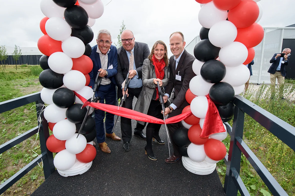 Pictured: Bridge official opening by FiberCore Europe CEO Jan Kroon, Jeanet van Antwerpen of SADC, alderman John Nederstigt of the Municipality of Haarlemmermeer and Joris Smits of Royal Haskoning