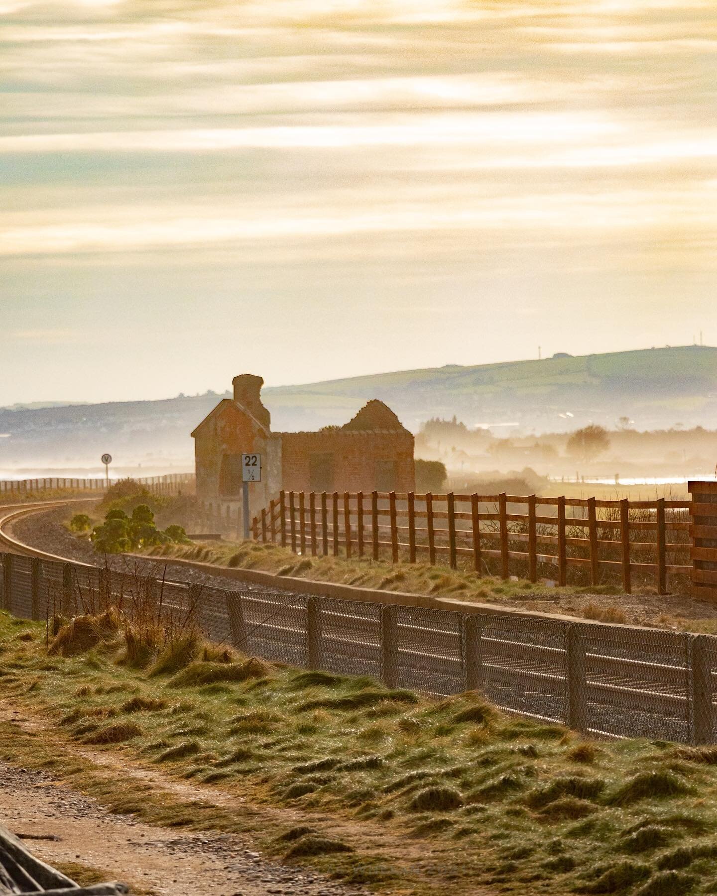 Old House by the Train Tracks #februarysun #amazinglight #newcastlewicklow #newcastlebeach #wicklowtraintracks #traintracks #trainspotting #trainspotter #traintrackobsession #irishrail #irelandsancienteast #discoverireland #rawireland #tourismireland