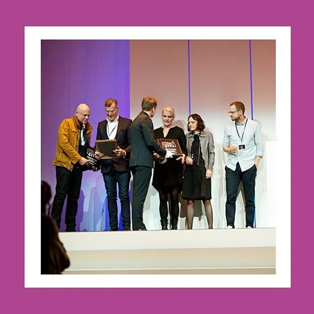 Mit einer Spezialauszeichnung wurden ausserdem jene Auftraggebende im Rahmen des Edi.-Jubil&auml;ums verdankt, die in den letzten 20 Jahren ausserordentlich engagiert waren. Dazu geh&ouml;ren u.a. der Migros Genossenschaftsbund, die Swisscom und die 