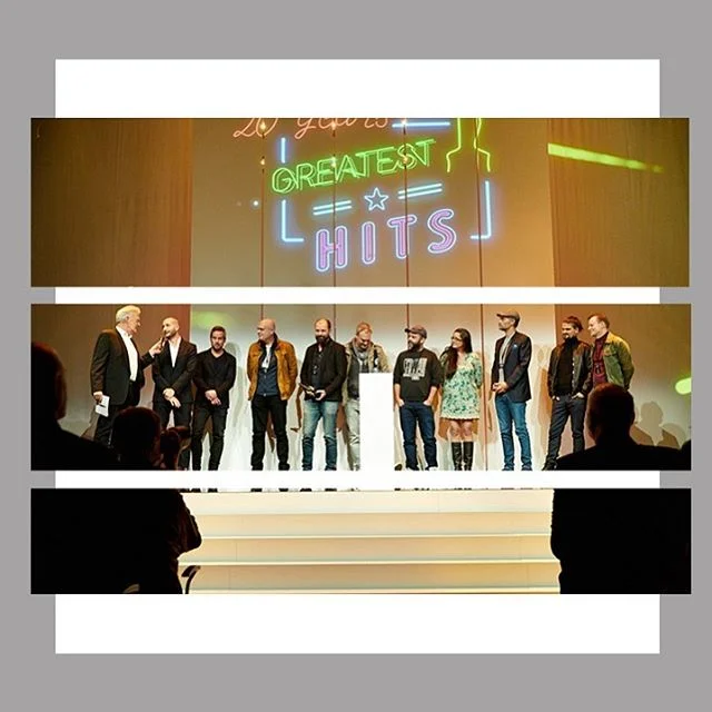 Spots klassisch: 🥇
&bdquo;Das Leben ist sch&ouml;n, solange nichts passiert&ldquo;
Leichtf&uuml;ssig, mit einem Augenzwinkern und viel Liebe zum Detail wird ein schwieriges Thema wirkungsvoll vermittelt. Hier stimmt jede Bewegung, jeder Schnitt, jed