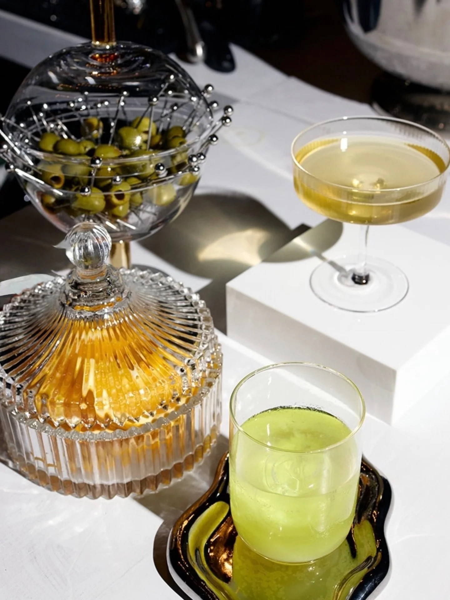 Intentional, from glassware to garnish✨

Planner: @lepetiteprive 
Photographer: @calenrose