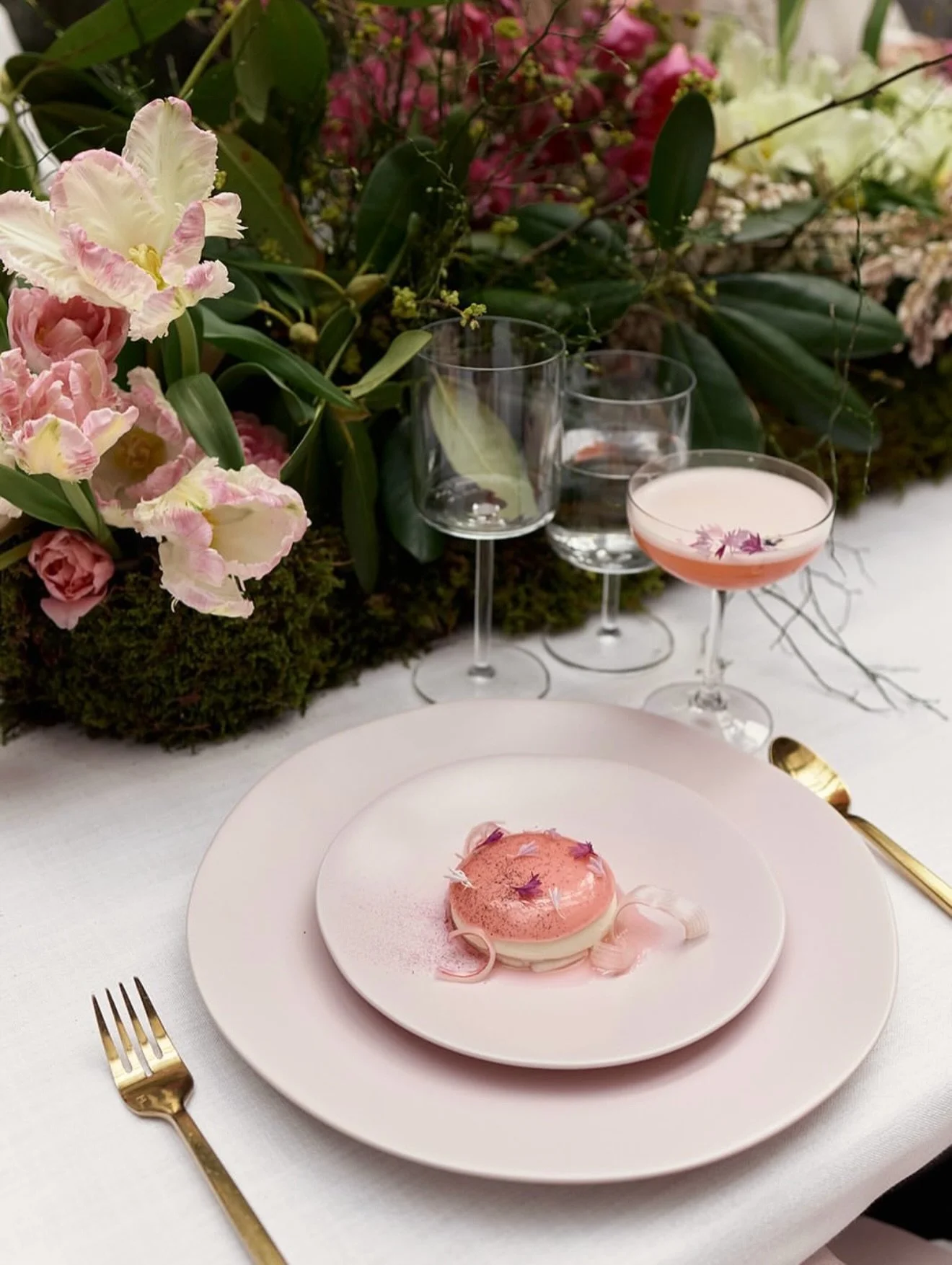 Spring, plated. 🌸
Rhubarb variations, rosy pours, and a table in full bloom.

Planner: @ruthemmacreative 
Photography: @calenrose