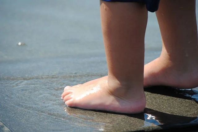 child_feet_Water_Boy_Foot_995300_S_.jpg