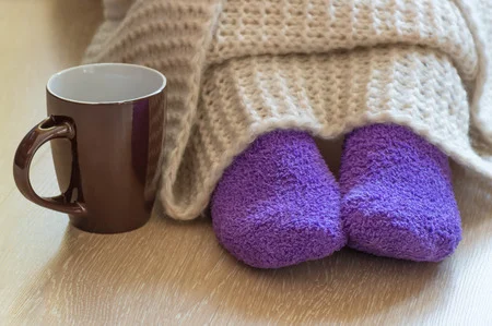33620020_S_feet_blanket_cold_socks_mug_raynauds_disease_circulation.jpg