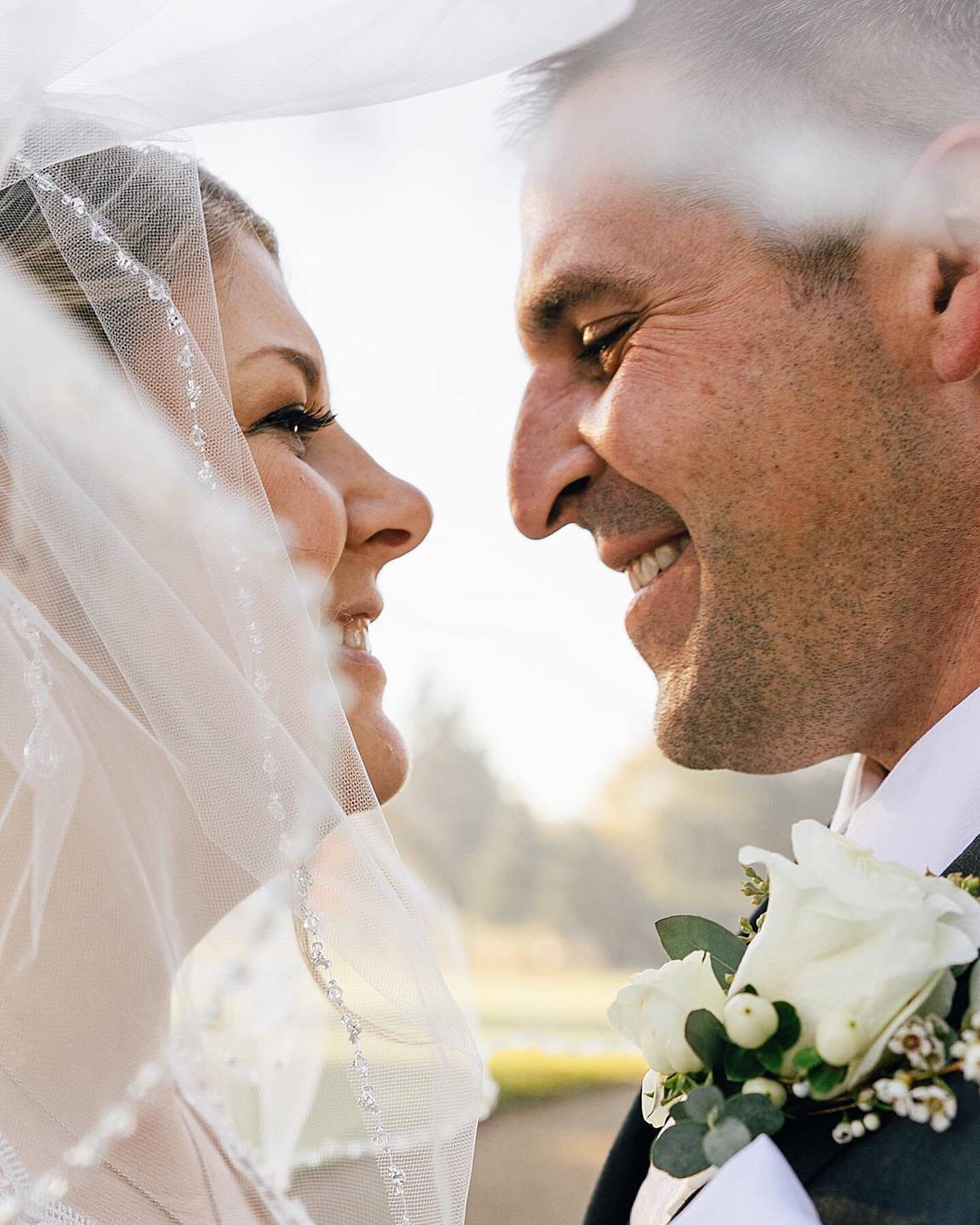 Don&rsquo;t mind me 3rd wheelin&rsquo; it when you guys are just soaking up each other.
.
.
.
#thirdwheeling #veilwedding #undertheveil #weddinginspiration