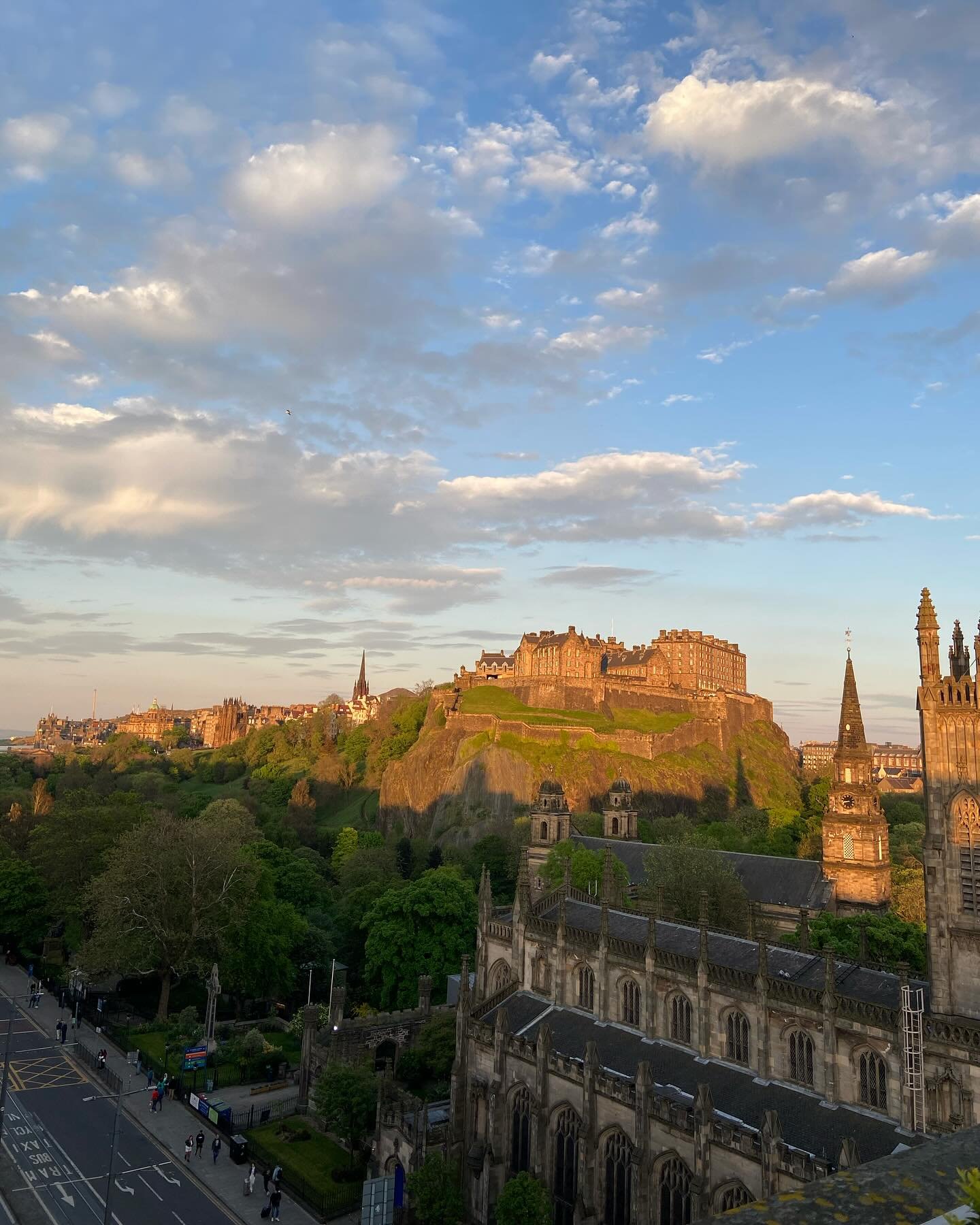A love letter to the city of fire and ice 🏰⁣⁣⁣
⁣⁣⁣
How easy you are to love, from your most decadent sunny afternoons lounging in the Princes Street Gardens to walking amongst a sea of ogling tourists, chaotically maneuvering amongst the royal mile⁣