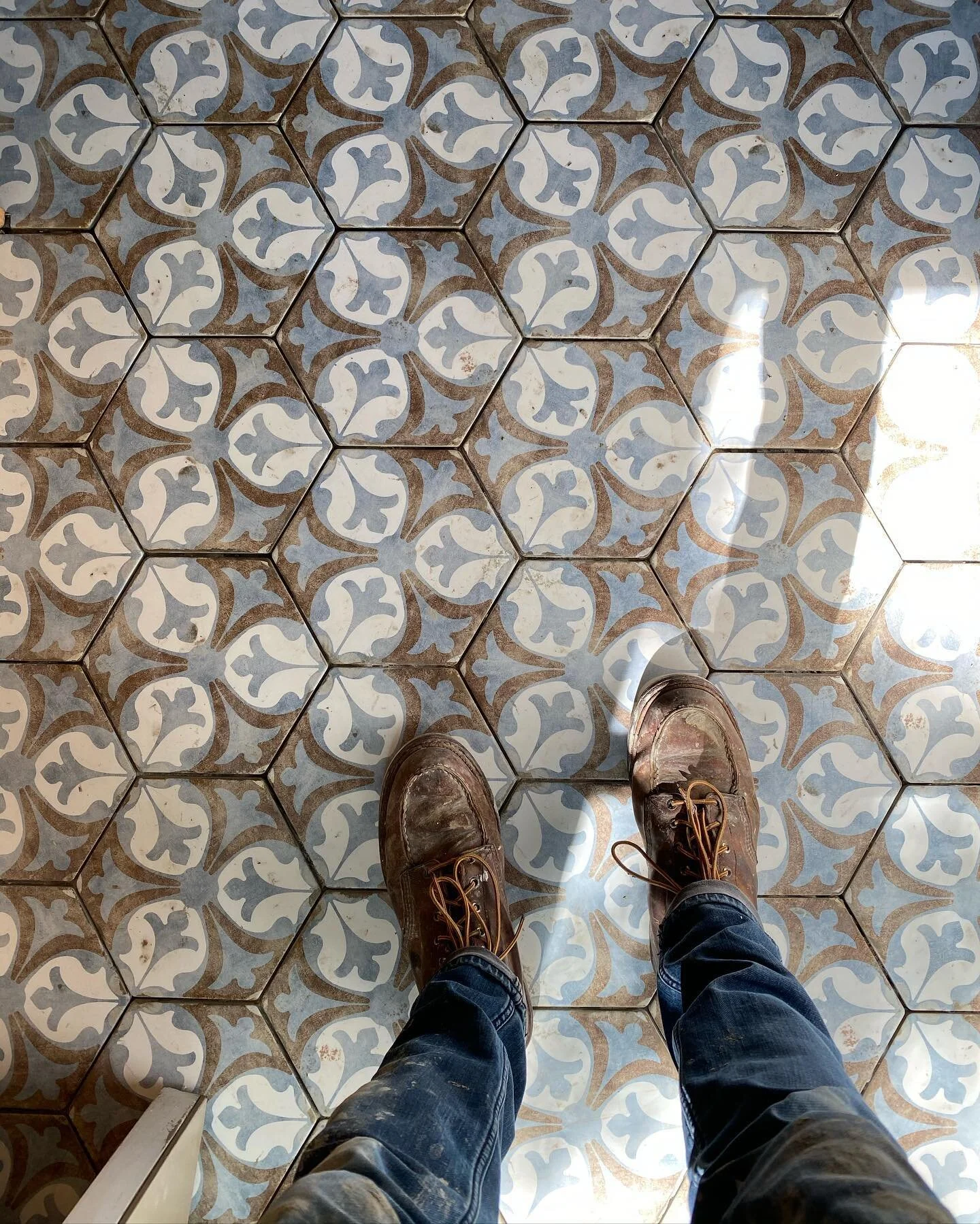 Pattern hex porcelain tile install in the works. These are a great alternative to get the look of handmade cement tiles but have the durability of porcelain. Definitely going to give this kitchen a whole new vibe. 
#design #build #renovate #preserve 