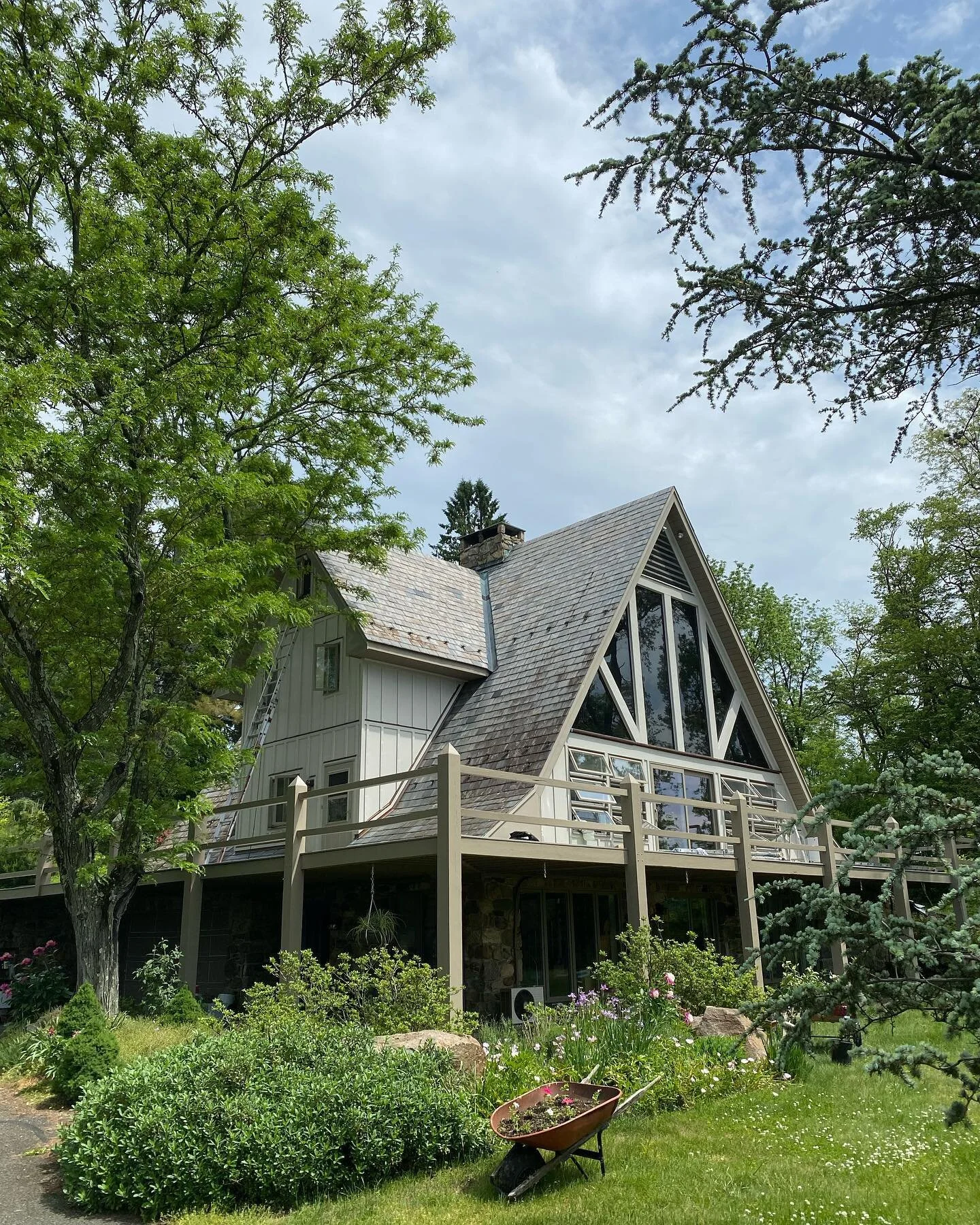 Well winter is officially here and we&rsquo;re already eagerly awaiting those beautiful, bright &amp; sunny days filled with exterior work, bucket hats and bucket lifts. 
#design #build #renovate #preserve #feeneyandco