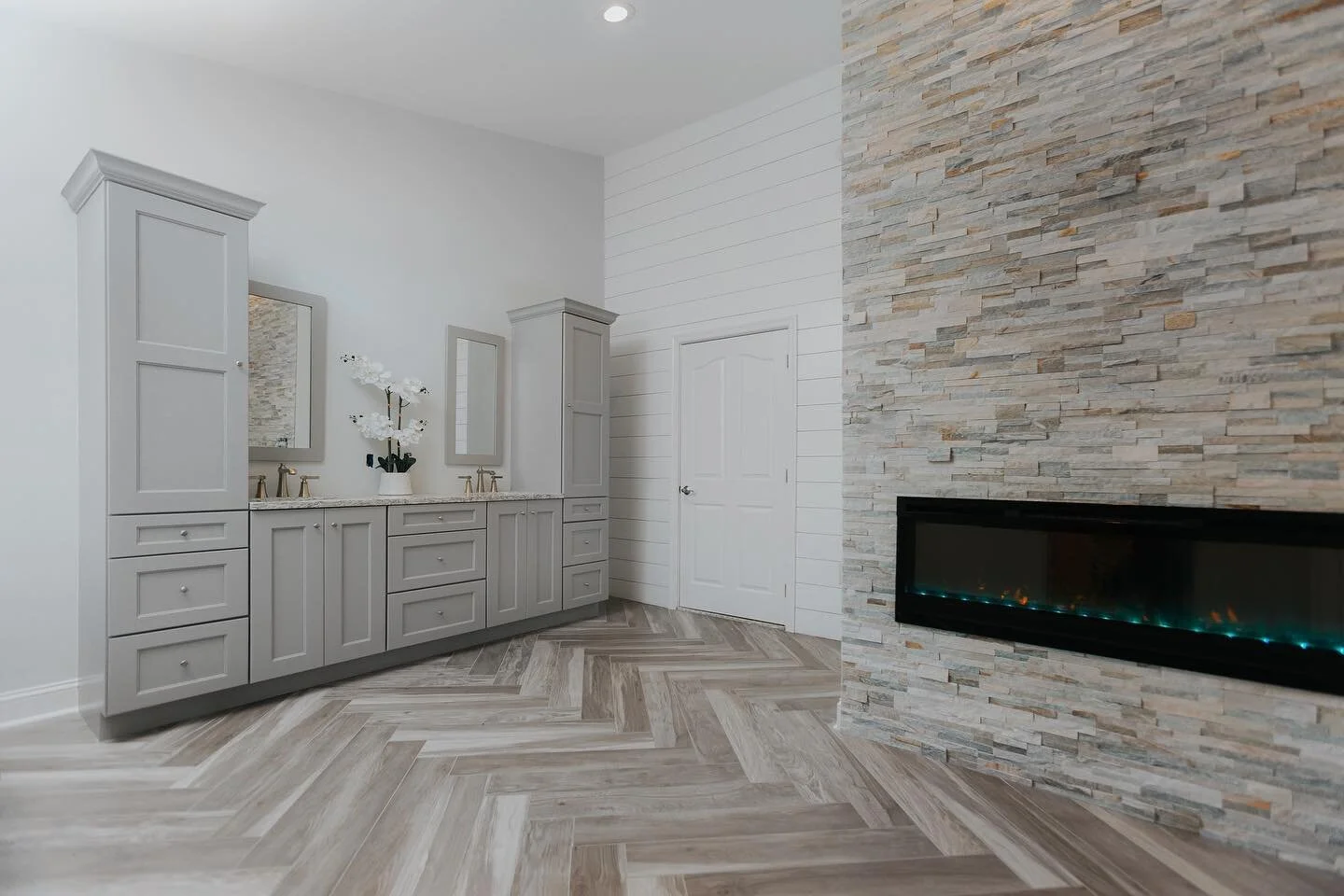 Happy Holidays! Hope everyone is enjoying some rest and relaxation after the wild ride we had this year!
#design #build #renovate #preserve #feeneyandco