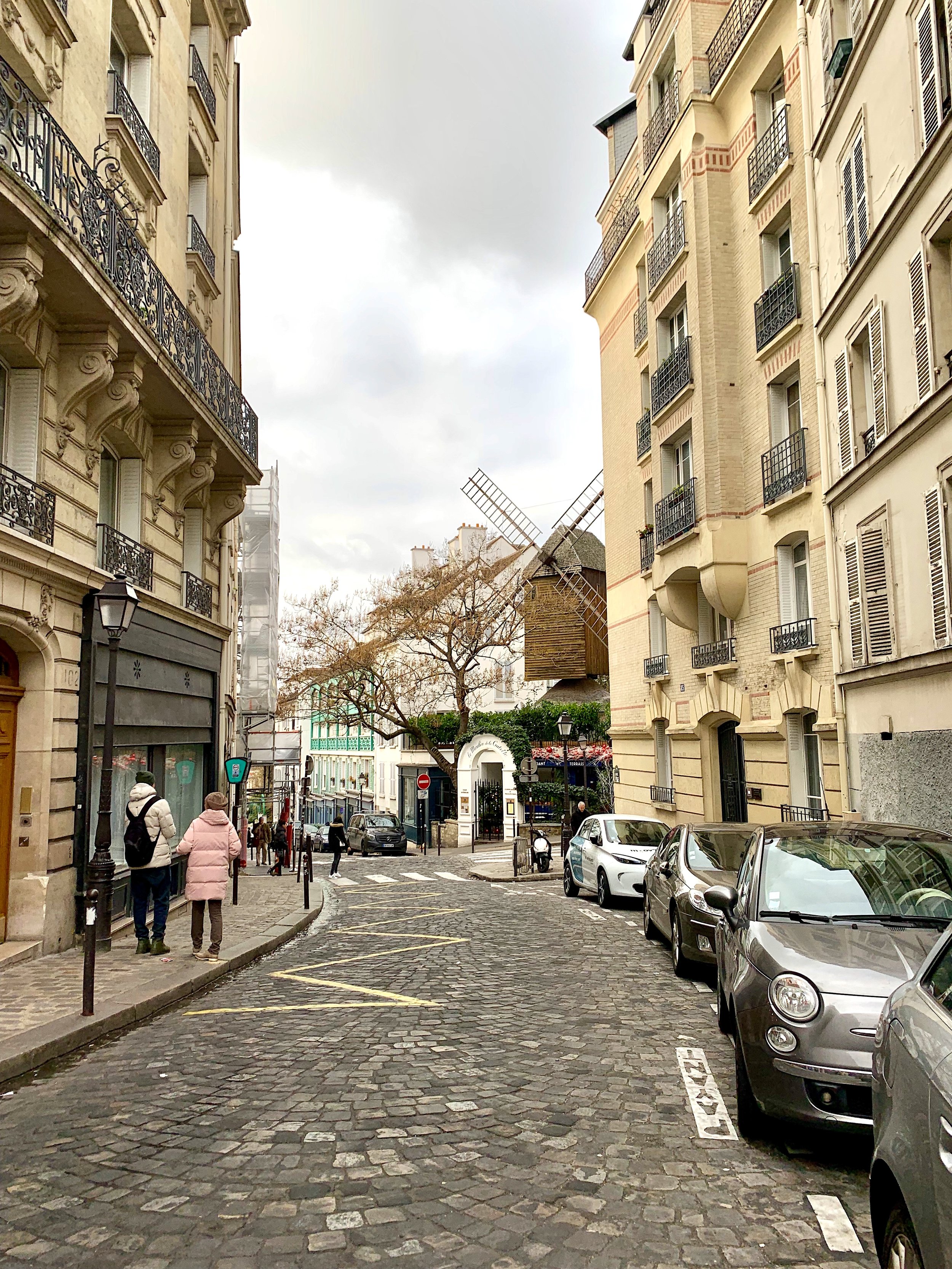 Devi Ohira Paris tour Montemarte walk Moulin Rouge arrondisment.jpg