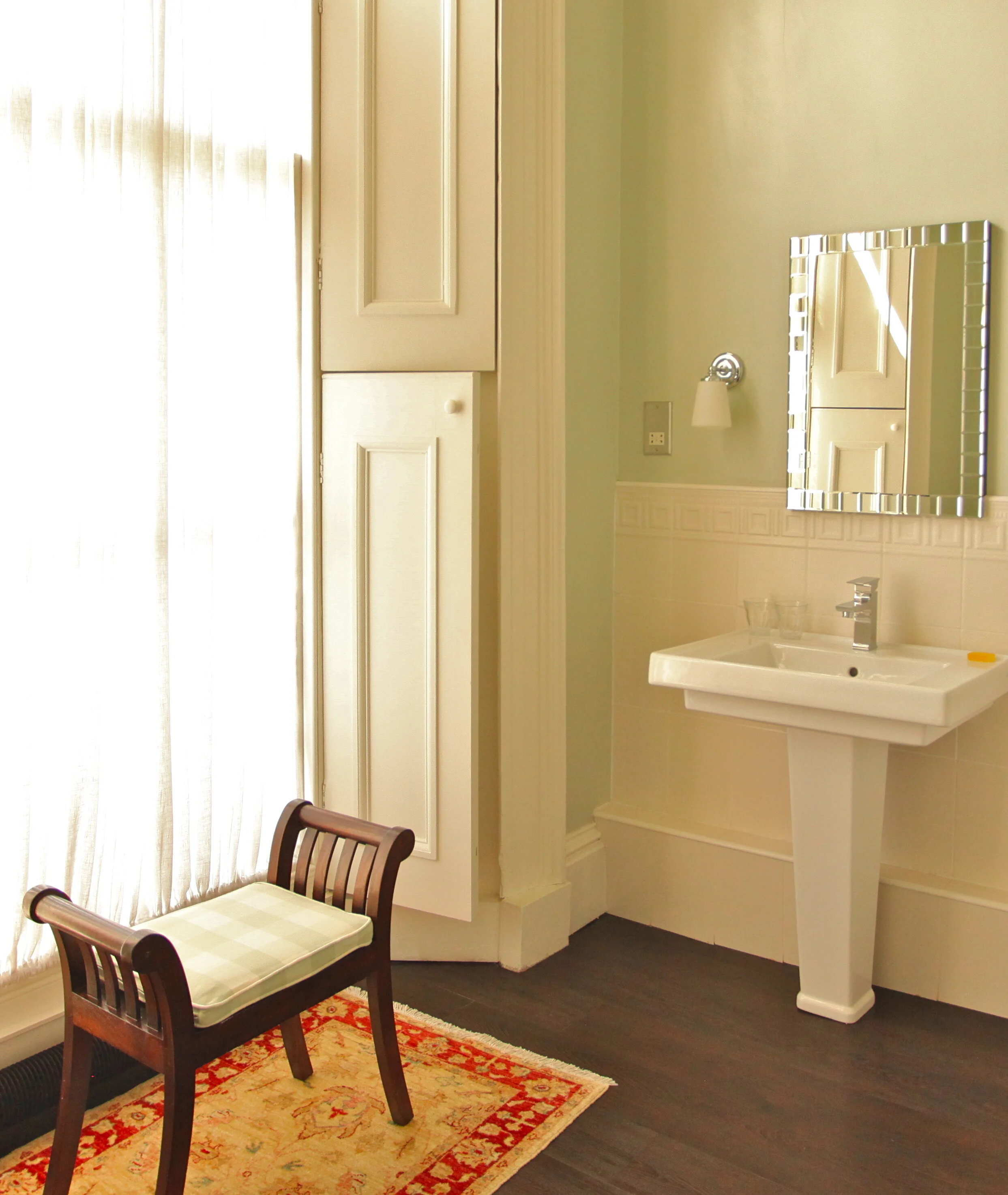 Bedroom 1- wash basin.JPG
