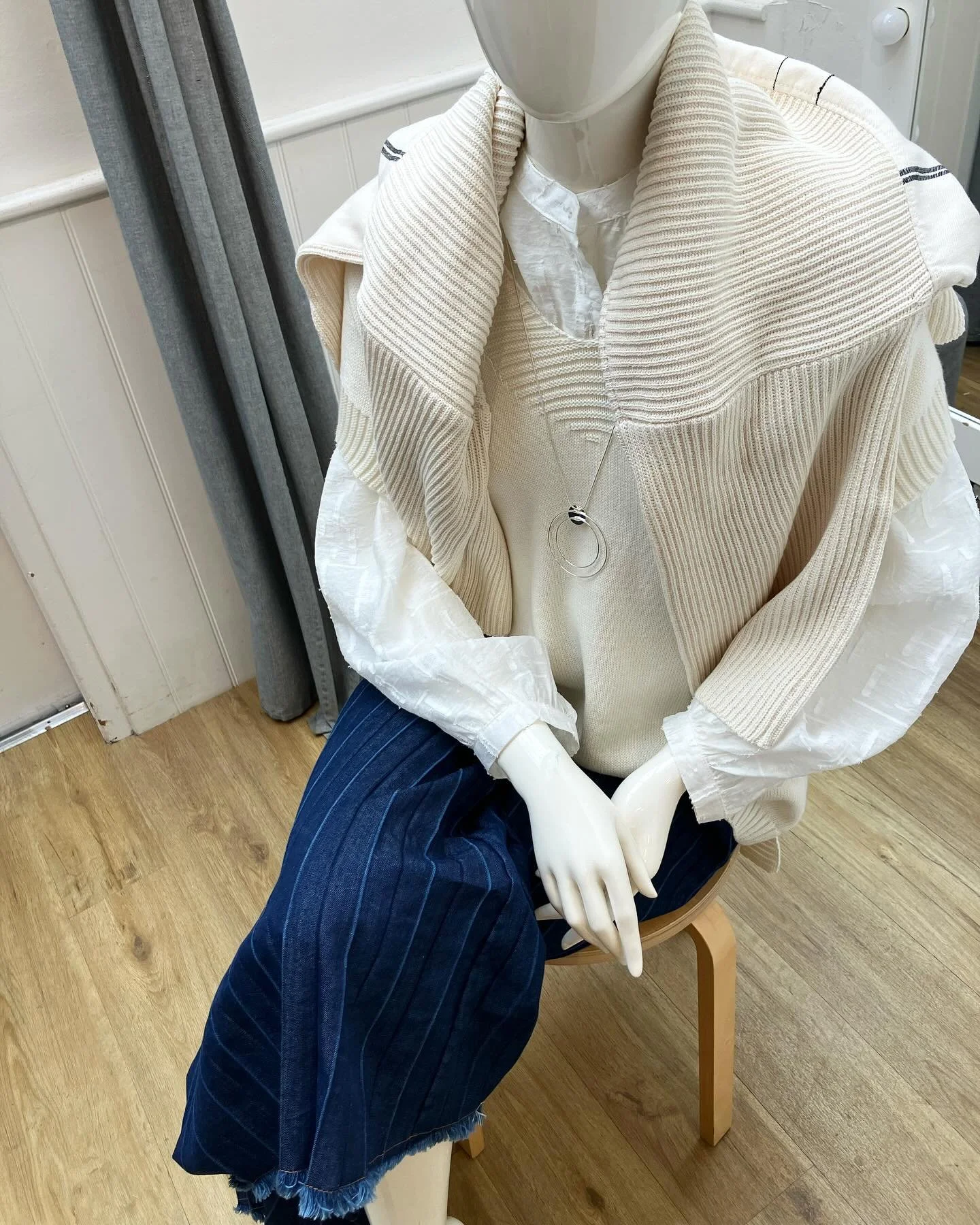 New season, new styles at Joli... wide dark cotton trousers, pleated denim striped culottes, cashmere knits and &lsquo;unfinished&rsquo; silk sweaters. Lots of gentle soft shapes for the coming spring 🌸🌼🌺🌸🌼🌺
.
.
.
.
.
.
.
.
.
.
.
.
#joli #suffo