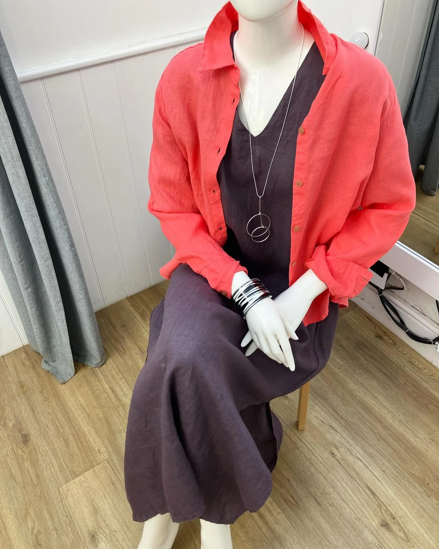 3 more outfits for spring! Full length linen dresses, shirts, and trousers to keep you cool and layered for the changing weather 🌿
.
.
.
.
.
.
.
.
.
.
#joli #suffolk #suffolksecrets #aldeburgh #aldeburghbeach #aldeburghhighstreet #fashion #retail #i