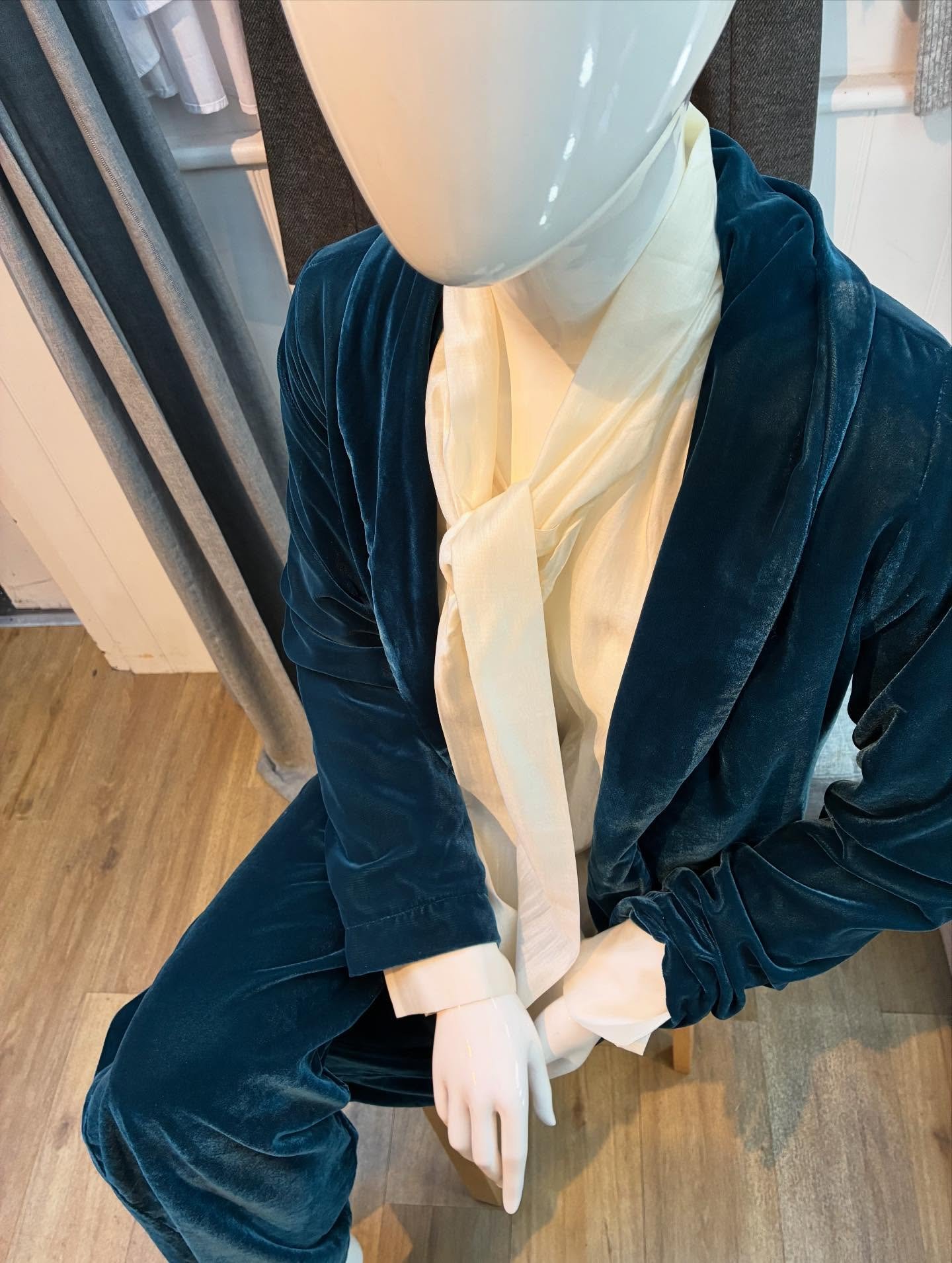 Some Joli looks for Christmas, including this gorgeous velvet suit just in.
.
.
.
.
.
.
.
.
.
.
.
.
#joli #suffolk #suffolksecrets #aldeburgh #aldeburghbeach #aldeburghhighstreet #fashion #retail #independent #independentdesigner #independentshop #in