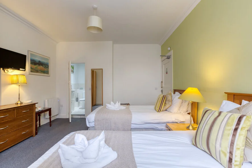 Twin room 6.jpg