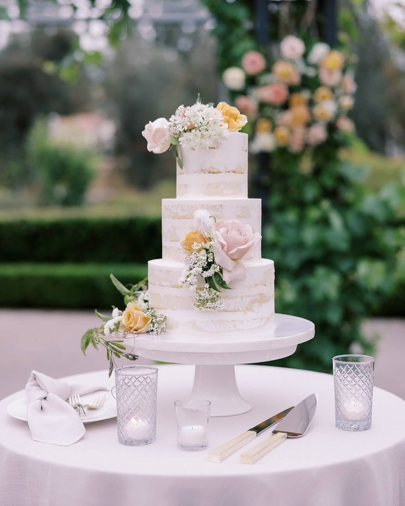 To have a cake or not to have a cake? So many of our couples find alternative ways to offer their guests dessert, but there's something still so elegant about a simple wedding cake. What's your take? 
⠀⠀⠀⠀⠀⠀⠀⠀⠀
Planning+Design | @blissfullystyledeven