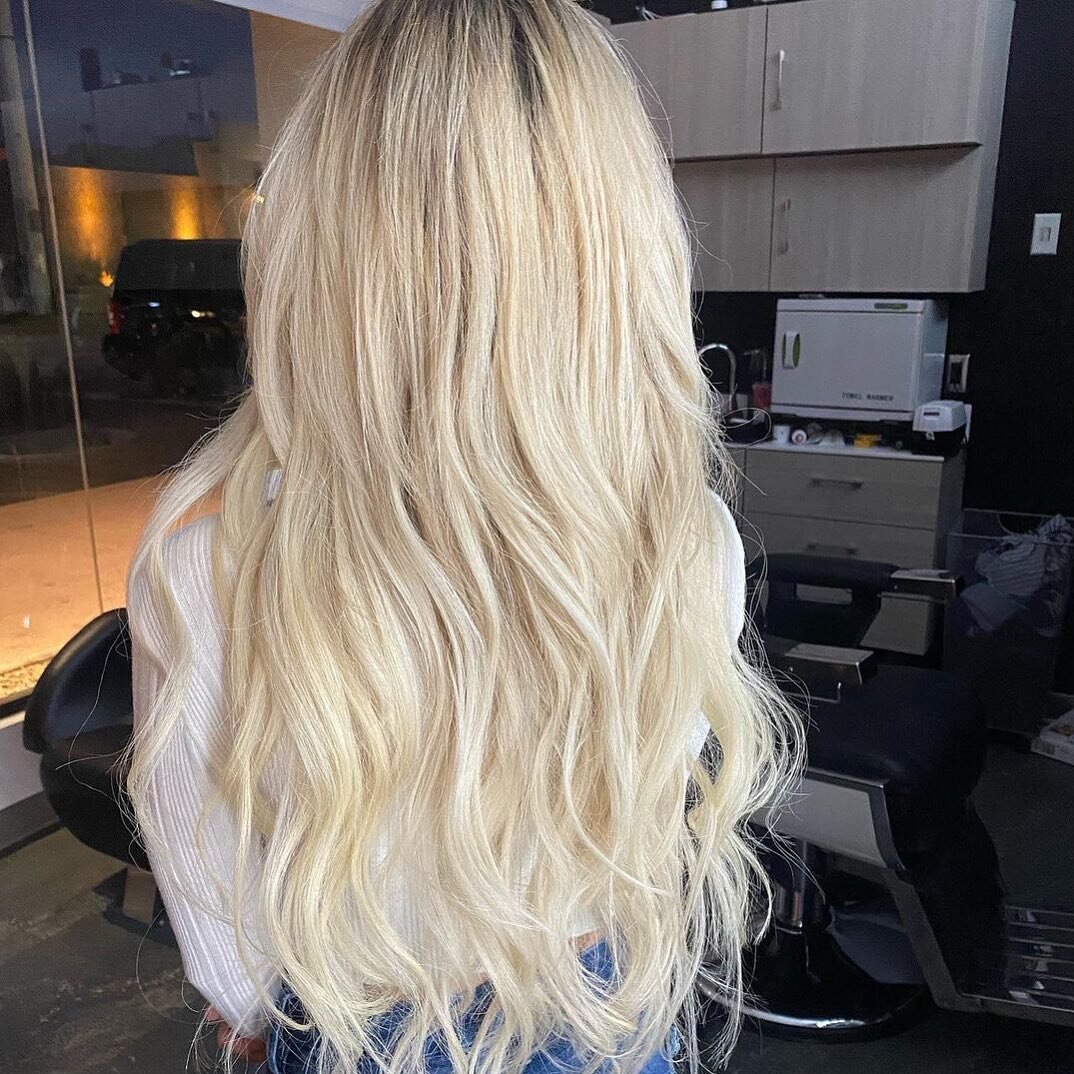 20 inch nano extensions by @sierra.finestylesby 🤩🤍👩&zwj;🦳

Book with Sierra at the link in our bio! #warfieldhairbar