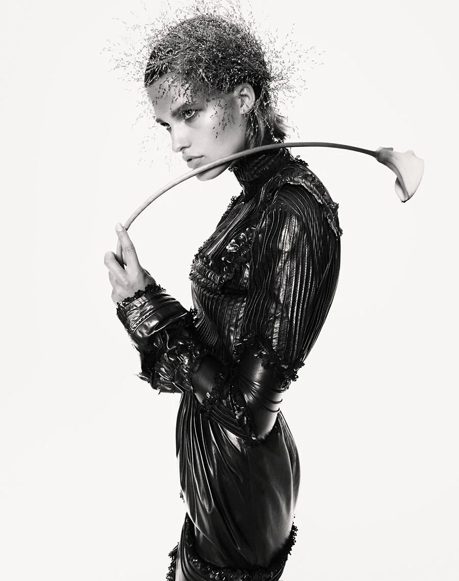 Julia-van-Os-by-Greg-Kadel-for-Numéro-October-2017-2.jpg