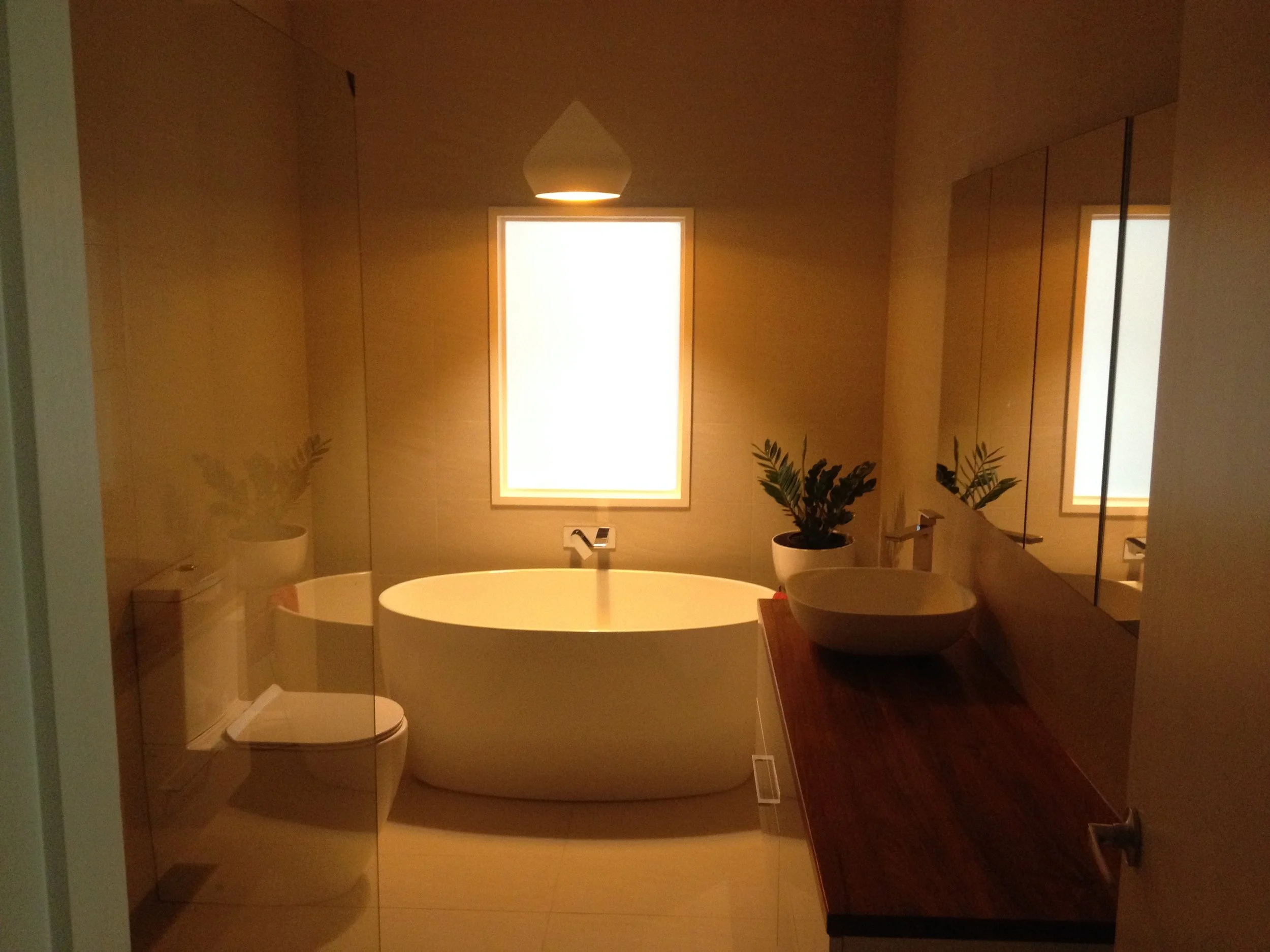 YARRAVIILE BATHROOM.JPG