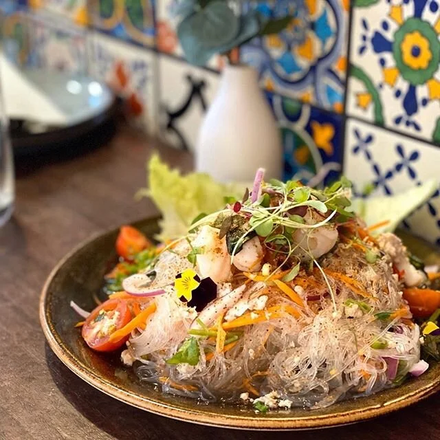You&rsquo;ll make best friends with this salad! Poached prawns, chicken mince, herbs a top a warm bed of tangy glass noodle makes our Yum Woon Sen a lunch fav!
#misspings #misspingsthaieatery #thaieatery #lunch #lunchtime #glenwaverley #theglenshoppi