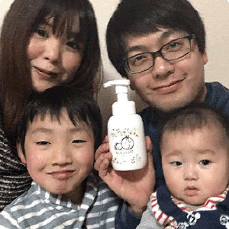 “子ども用のジャンプーであまり気に入った匂いのものがありませんでしたが、ぬくもり泡シャンプーのカモミールの香りはとても気にいりました。お風呂上がりはクンクン嗅ぎたくなるくらい気にいっています(笑)。今度は泡じゃないシャンプーも発売して欲しいです!” 青森県 30代 Sさん