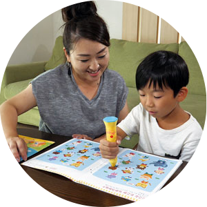 子どもが一人でも楽しく取り組める! 岡山県 M様(小1・取材当時の年齢) 子どもが好きな迷路や間違い探しなどのページで、何度も遊び感覚で楽しんでいますね。以前使用していた教材は保護者が付いていないと進んでしなかったのですが、「ポピーKids English」は子どもが一人でも楽しく学べる気がします。親が英語が苦手でも、ポピペンが先生になって教えてくれるので、小学校3年生から始まる英語の授業も安心です。