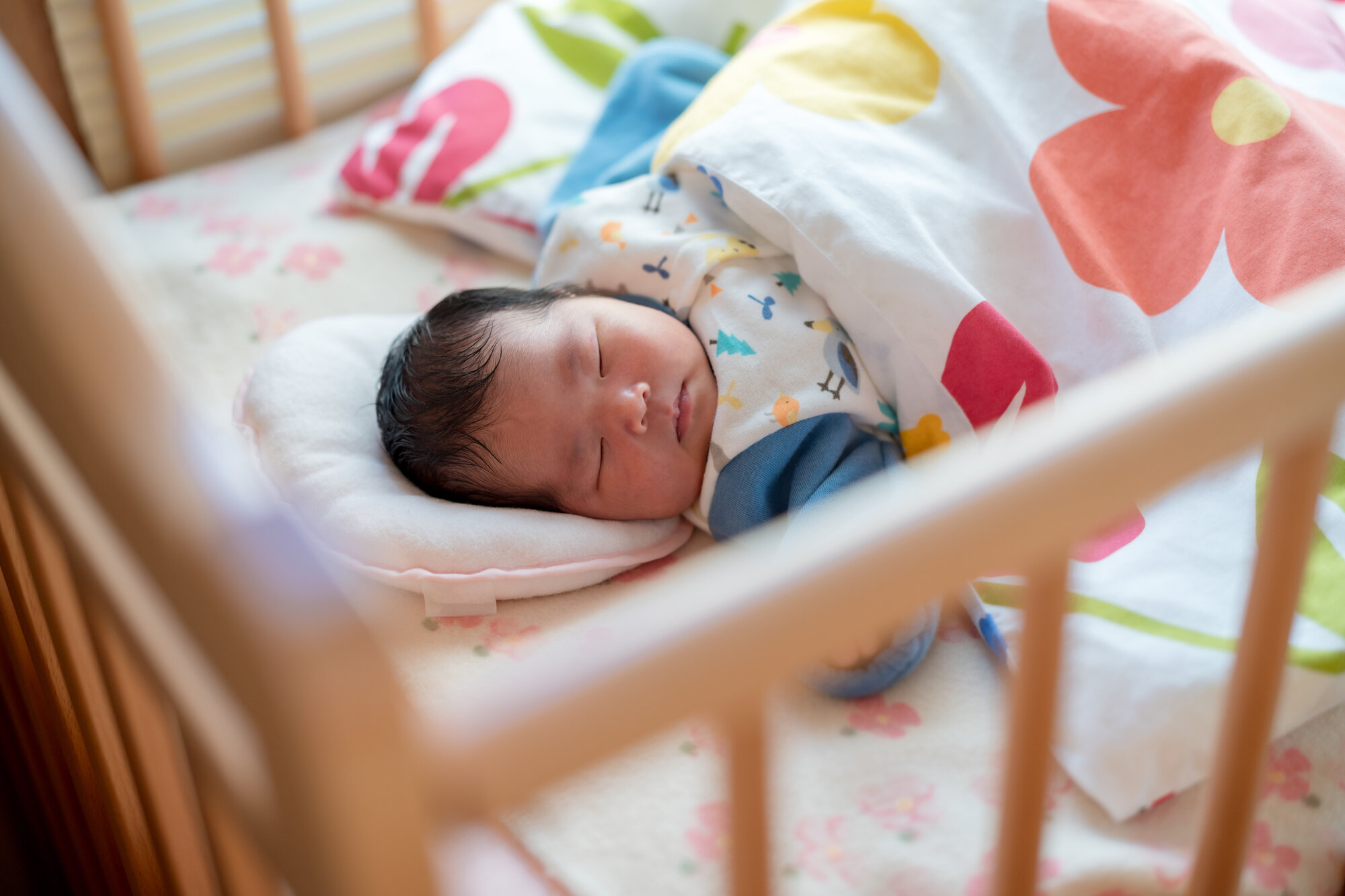  赤ちゃんがCカーブを保ちながら眠れるベビーベッド     iimin Cカーブ 抱っこされてるような感覚で眠れる ベッドインベッドとしても使える！   