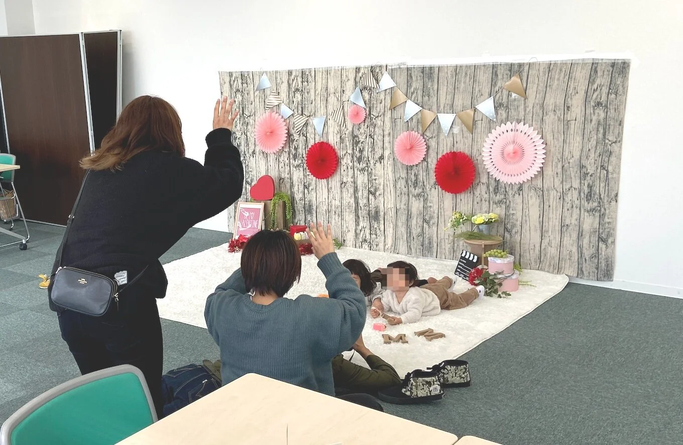 <後ろから声をかけてもらって目線を引く>