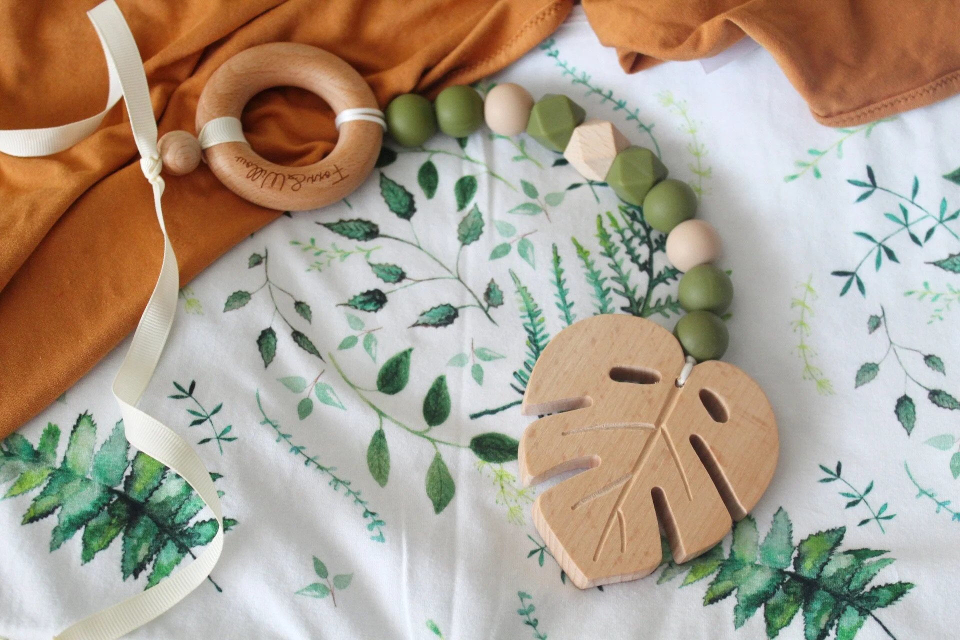 pram toy monstera olive.jpg