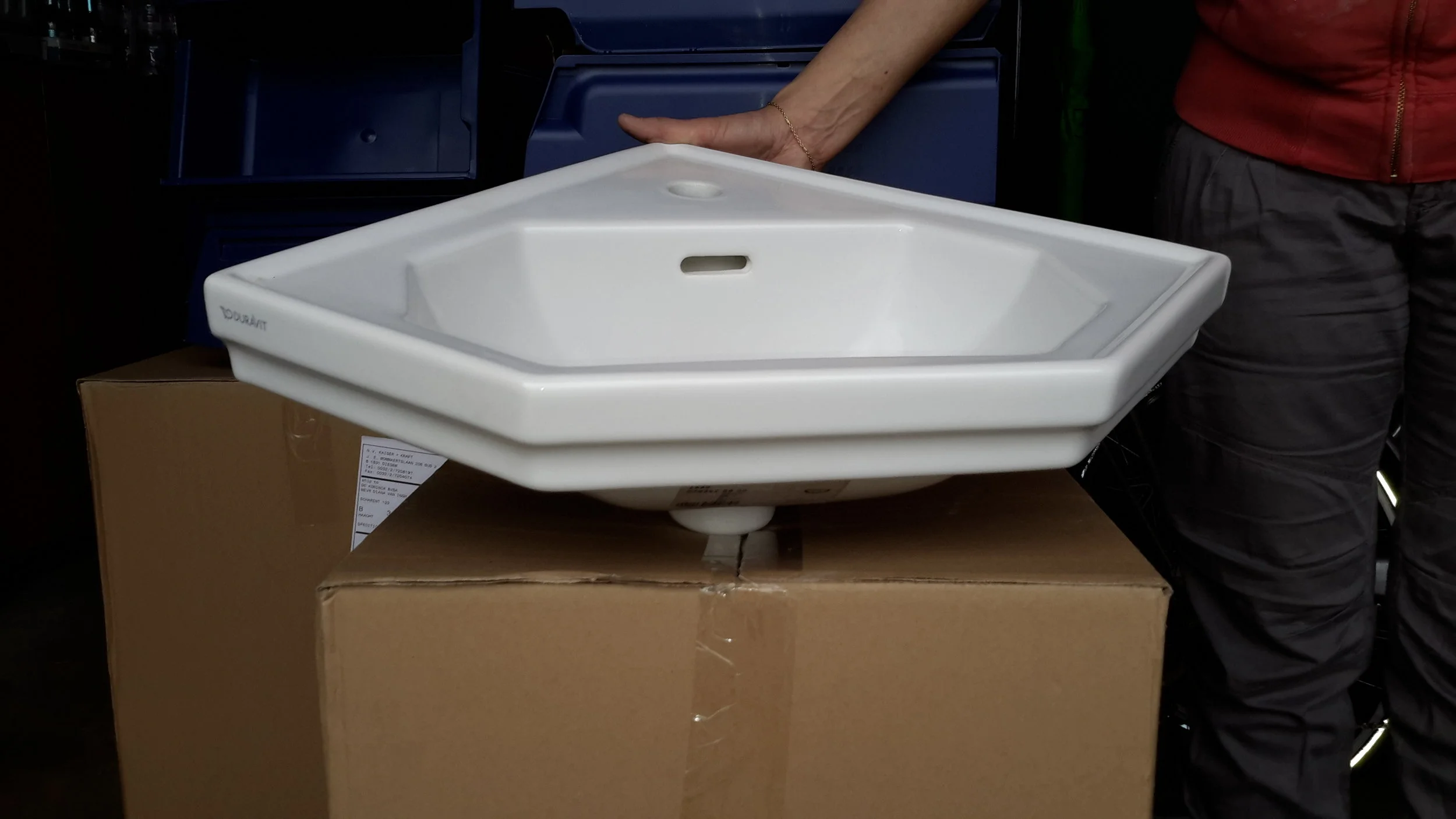 lavabo-Duravit-hoek-wit porcelein.jpg