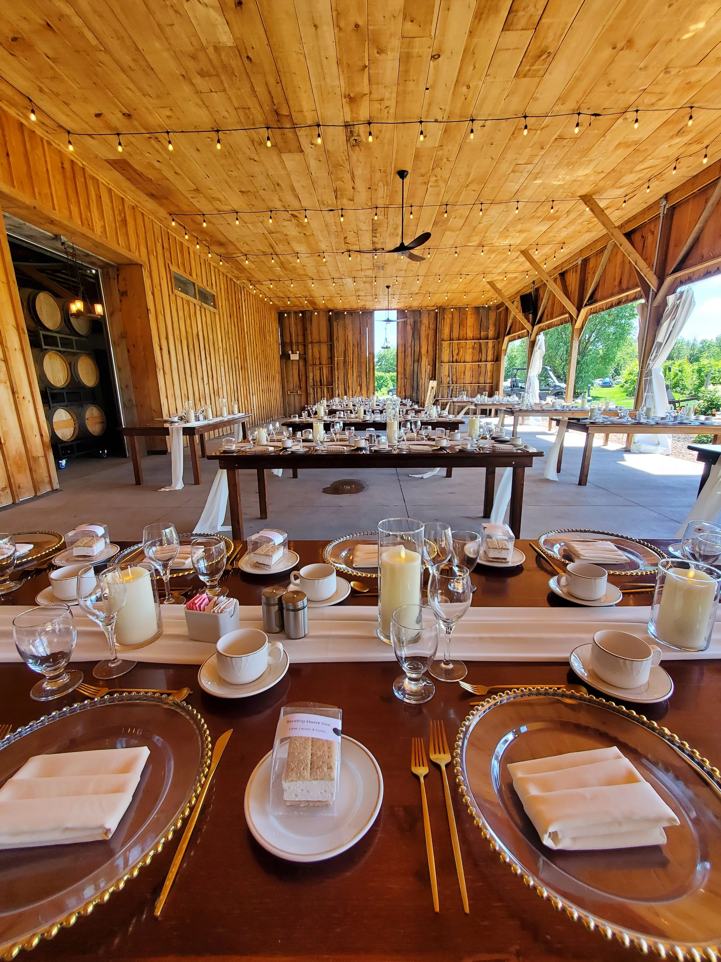 Beaded acrylic chargers at Calamus Winery