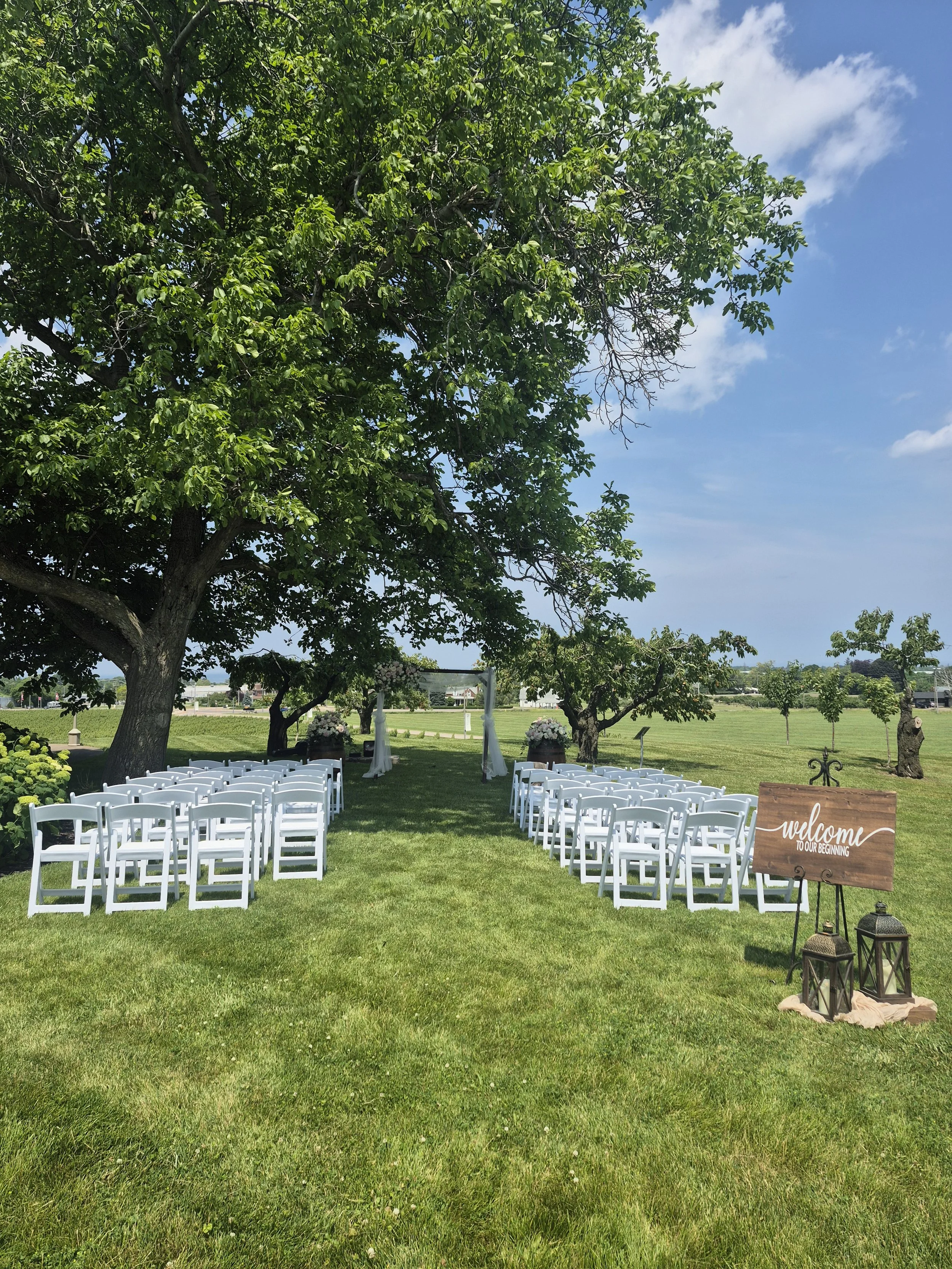 Outdoor wedding ceremony at Peninsula Ridge Estate Winery