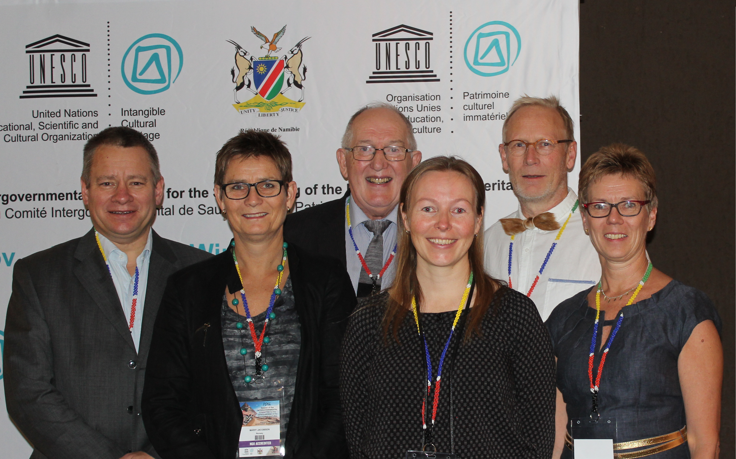 Foto: Mirjam Uutoni De tre norske akkrediterte NGOene er representert på UNESCO sitt 10. komitémøte for konvensjonen for immateriell kulturarv. Fra venstre: Eivind Falk (Norsk Håndverksinstitutt), Marit Jacobsen (Norges husflidslag), Egil Bakka (Prof. emeritus NTNU), Marit Stranden (Stiftinga for folkemusikk og folkedans), Dag Feldborg (Norsk Håndverksinstitutt), Solveig Grinder (Norges husflidslag)